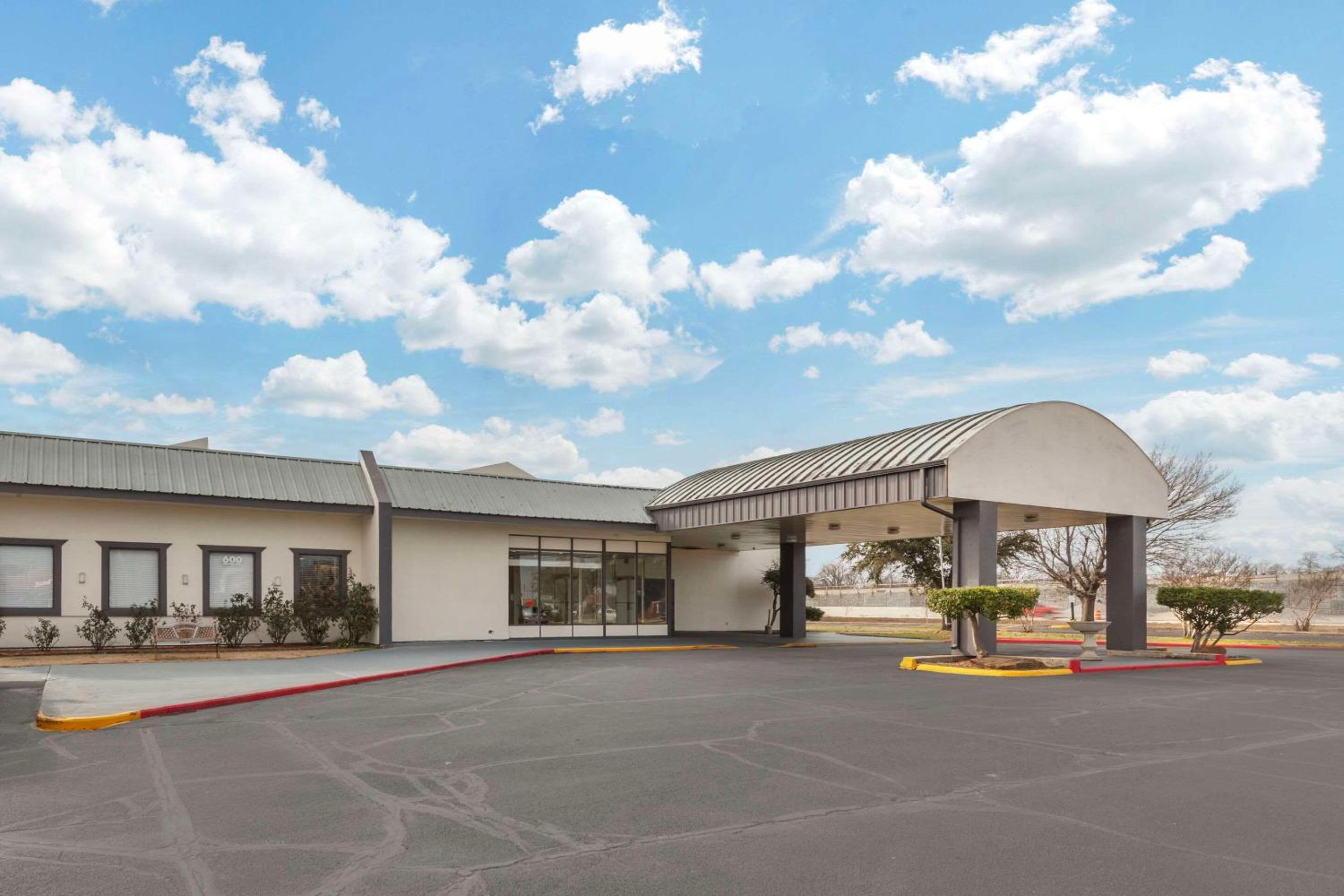 Gainesville Vacations - Quality Inn Gainesville - Property Image 1