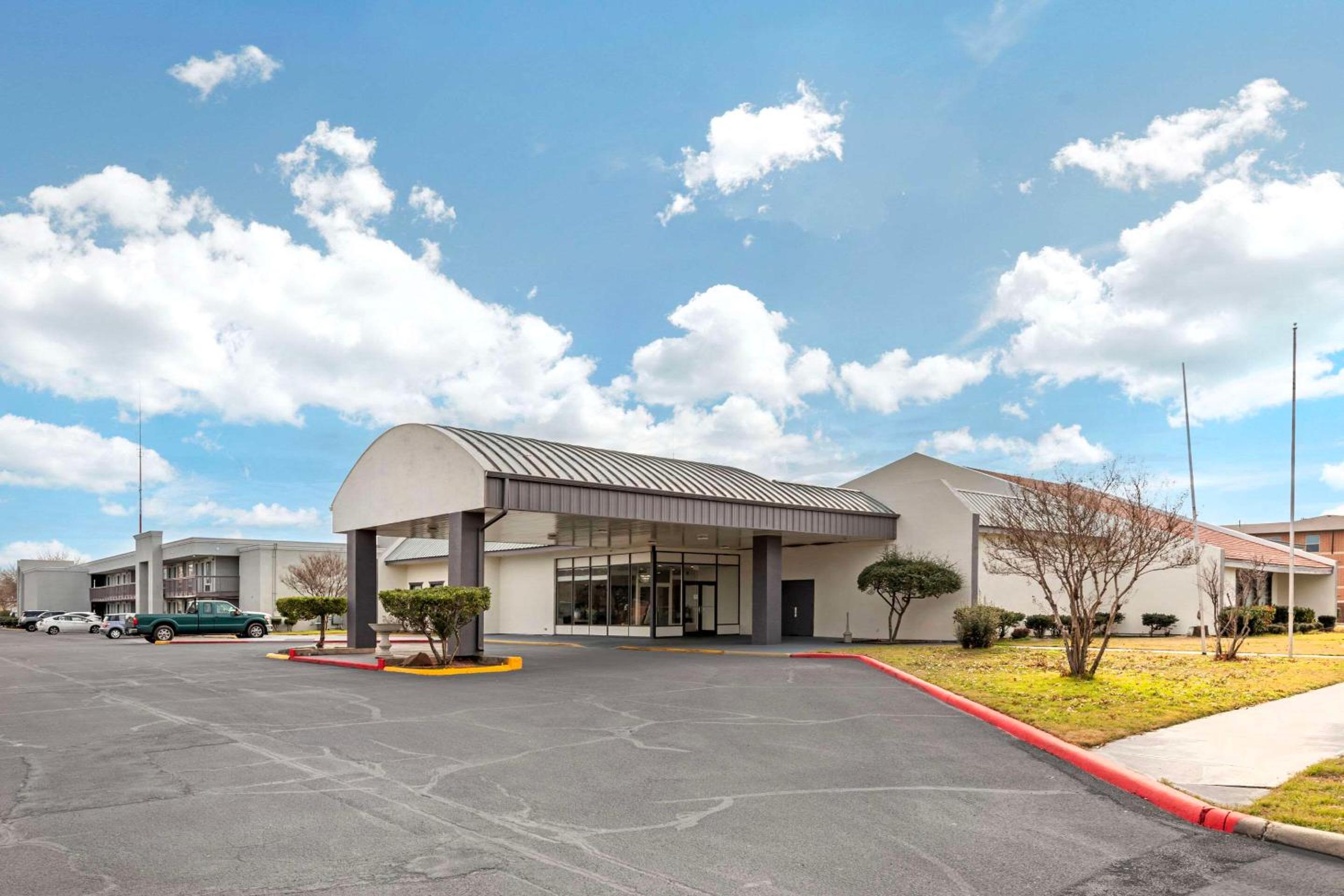 Gainesville Vacations - Quality Inn Gainesville - Property Image 2