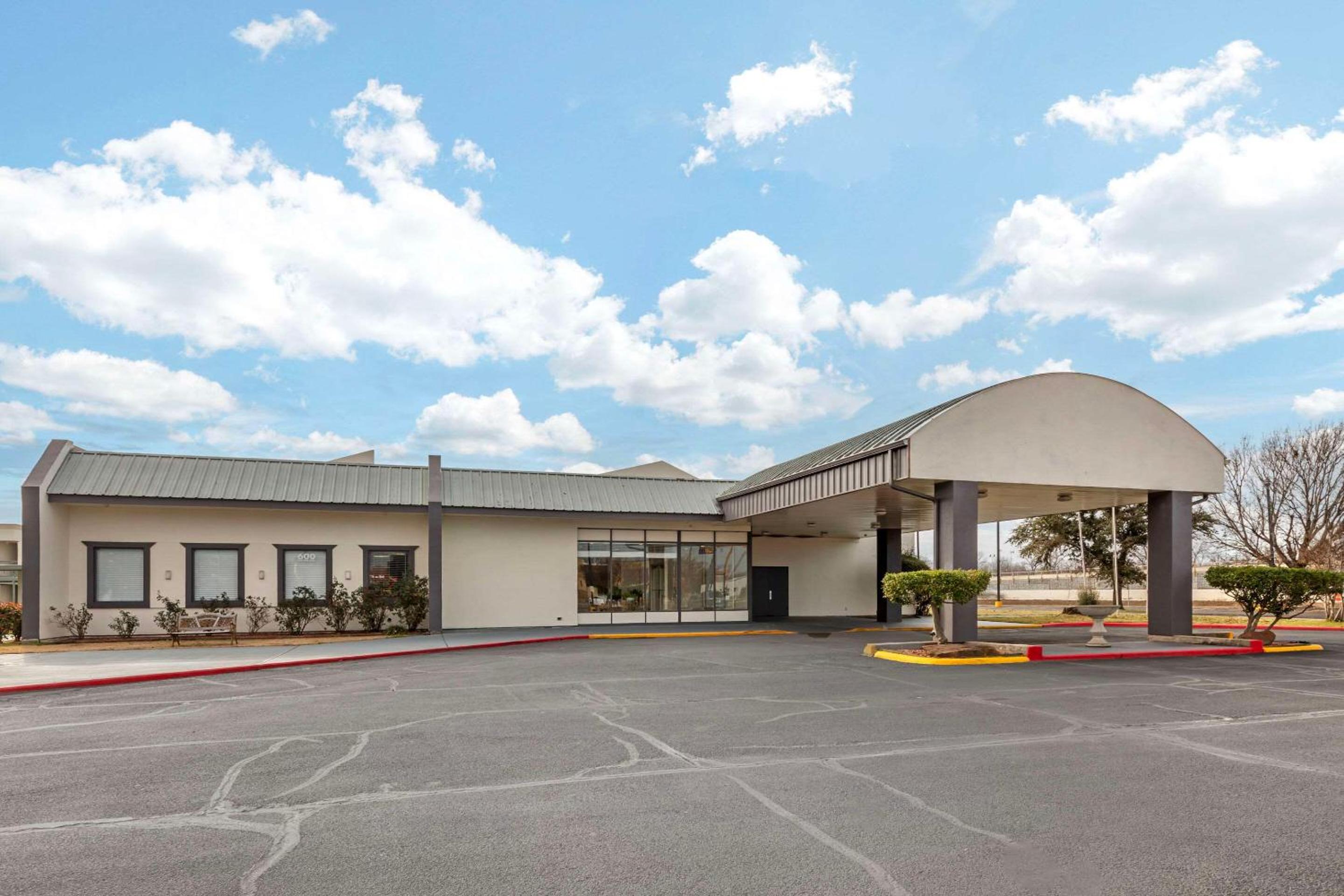 Gainesville Vacations - Quality Inn Gainesville - Property Image 3