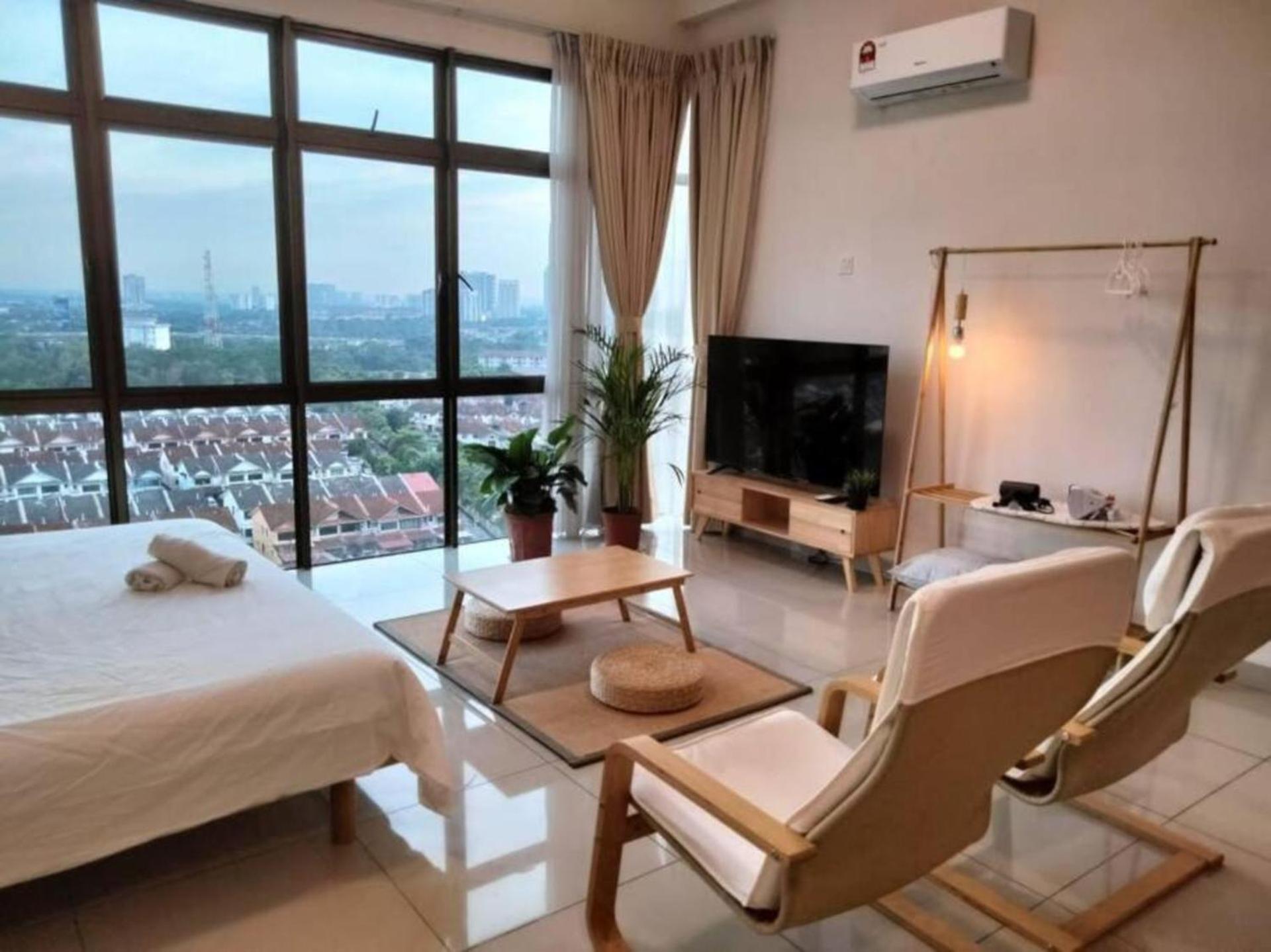 02 75 inch TV Palazio Apartment muji style Studio Mount Austin Wifi & Netflix