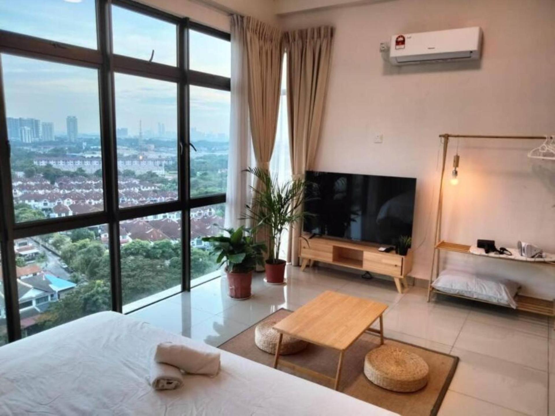 02 75 inch TV Palazio Apartment muji style Studio Mount Austin Wifi & Netflix