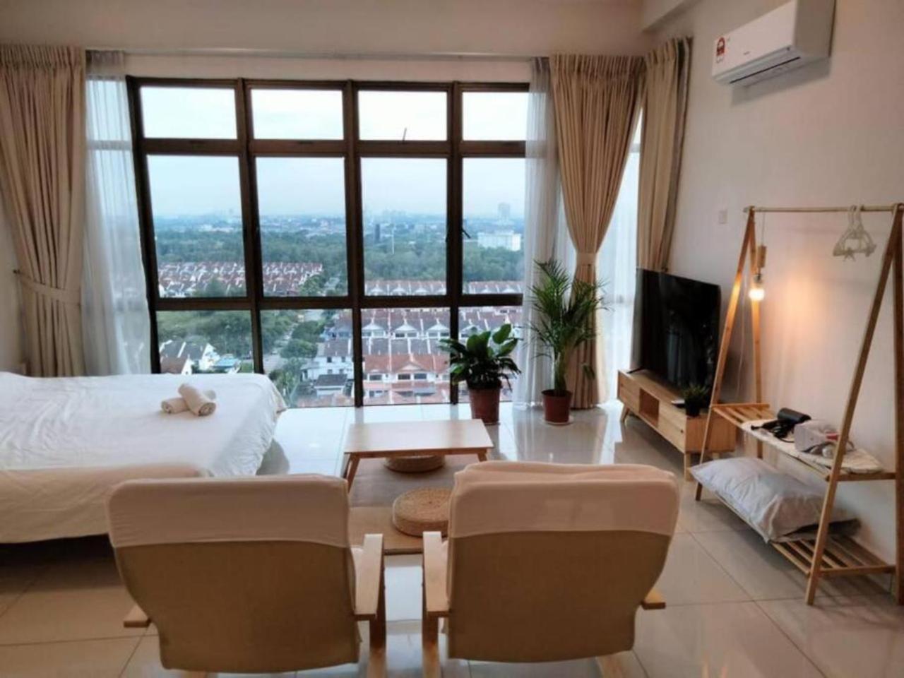 02 75 inch TV Palazio Apartment muji style Studio Mount Austin Wifi & Netflix