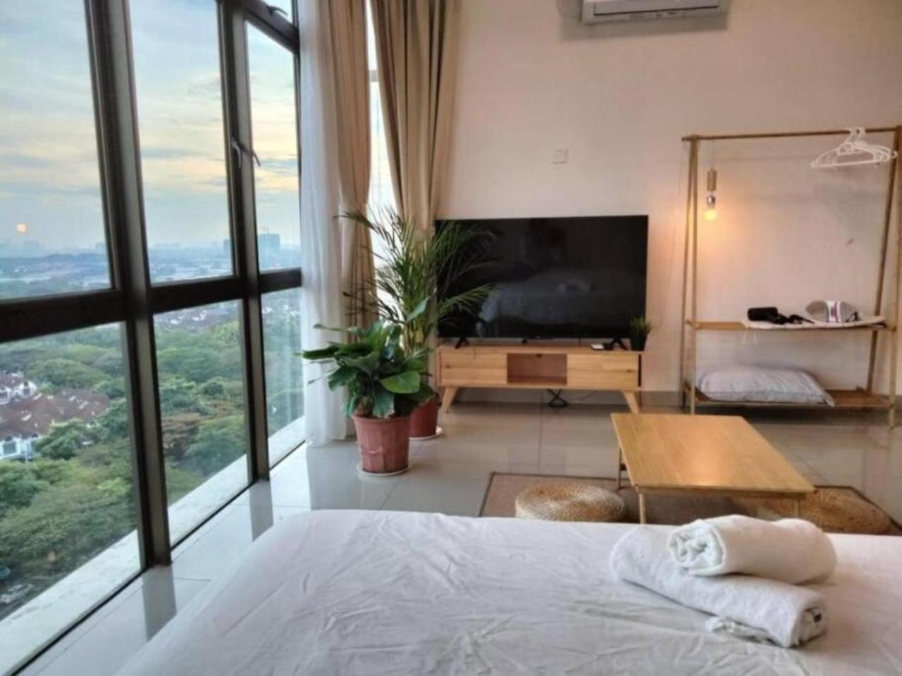 02 75 inch TV Palazio Apartment muji style Studio Mount Austin Wifi & Netflix