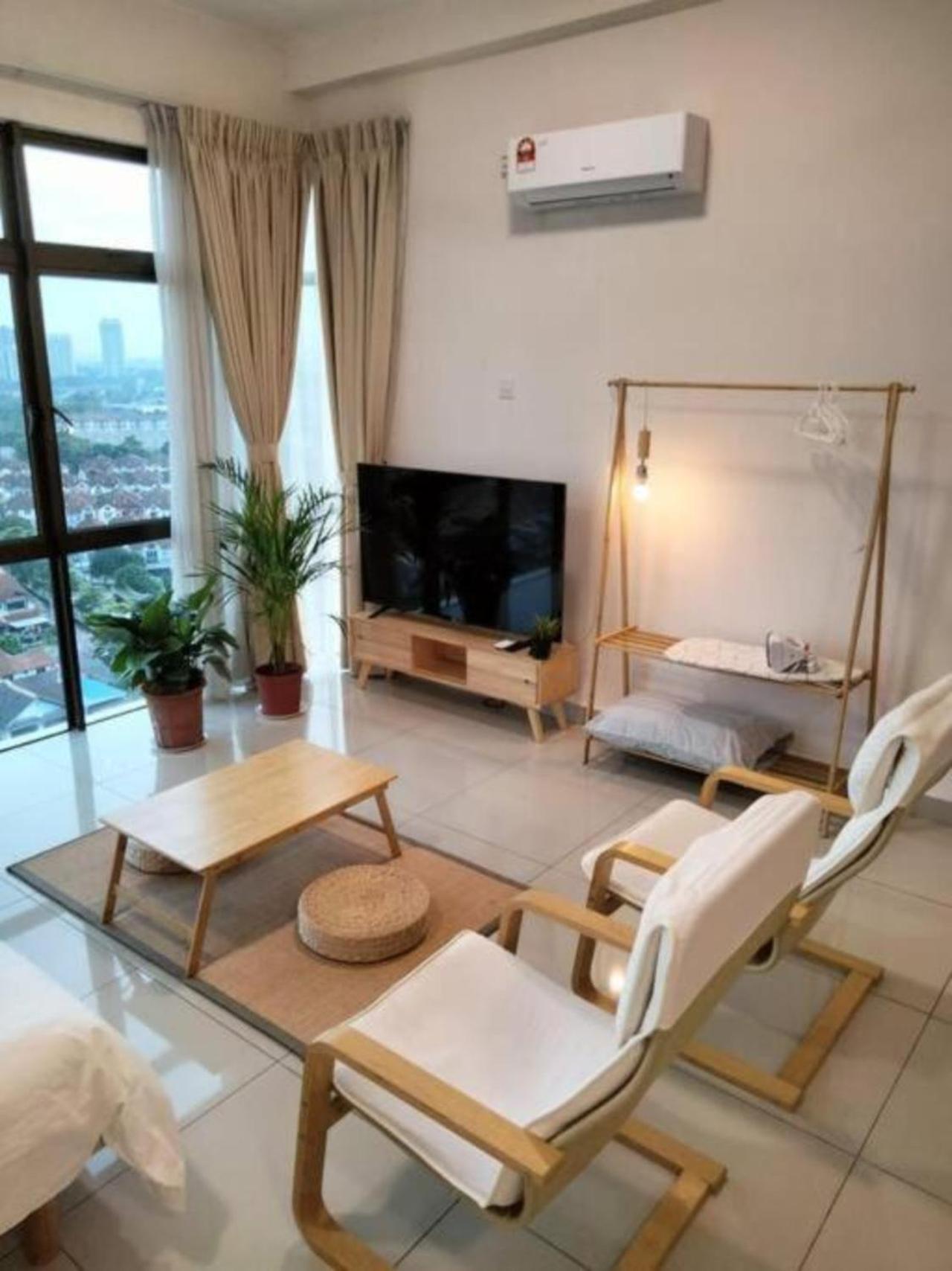 02 75 inch TV Palazio Apartment muji style Studio Mount Austin Wifi & Netflix