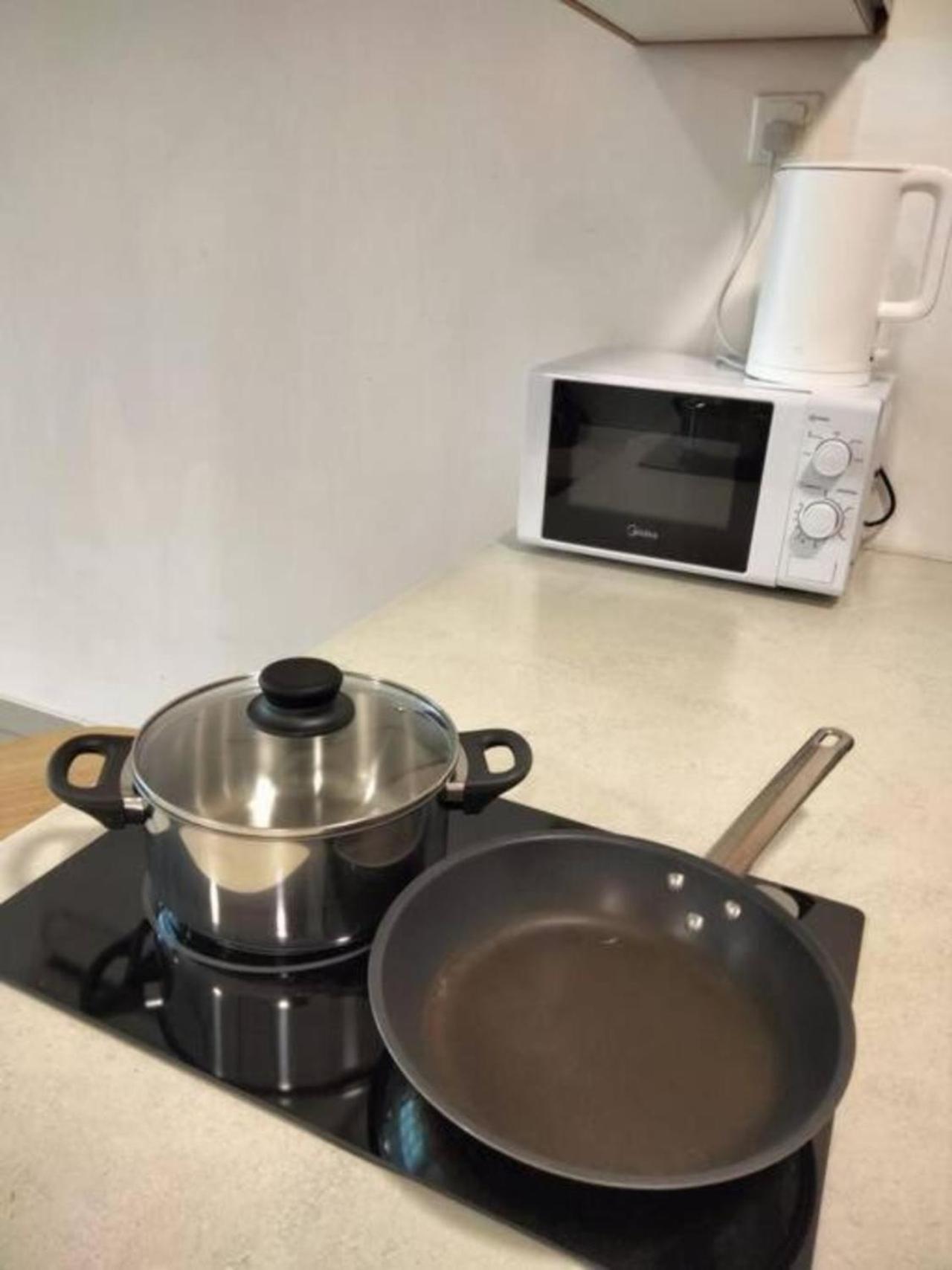 02 75 inch TV Palazio Apartment muji style Studio Mount Austin Wifi & Netflix