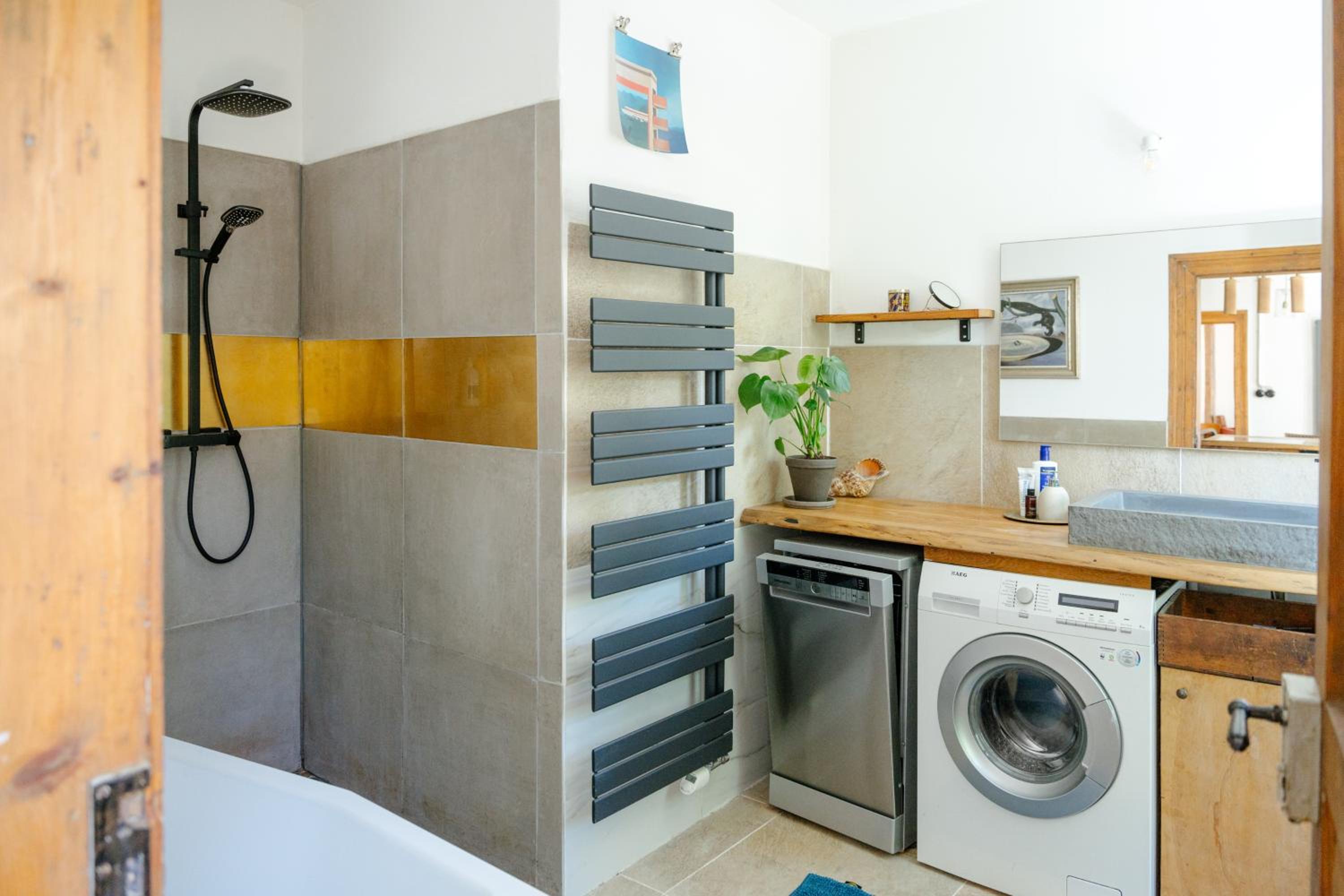 The Upholstery Tinyhouse Deluxe Eco Chalet Kreativ Citynah