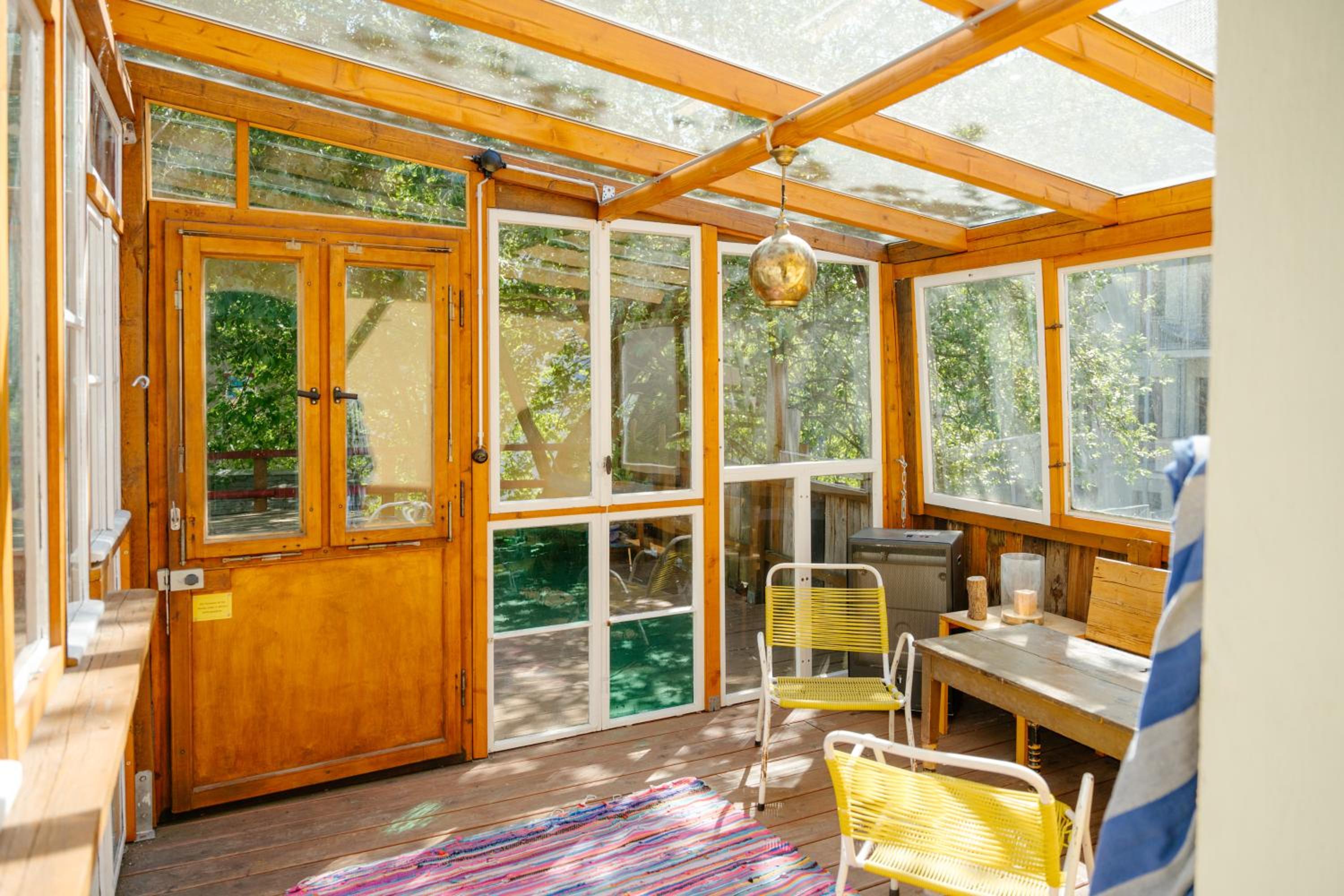The Upholstery Tinyhouse Deluxe Eco Chalet Kreativ Citynah