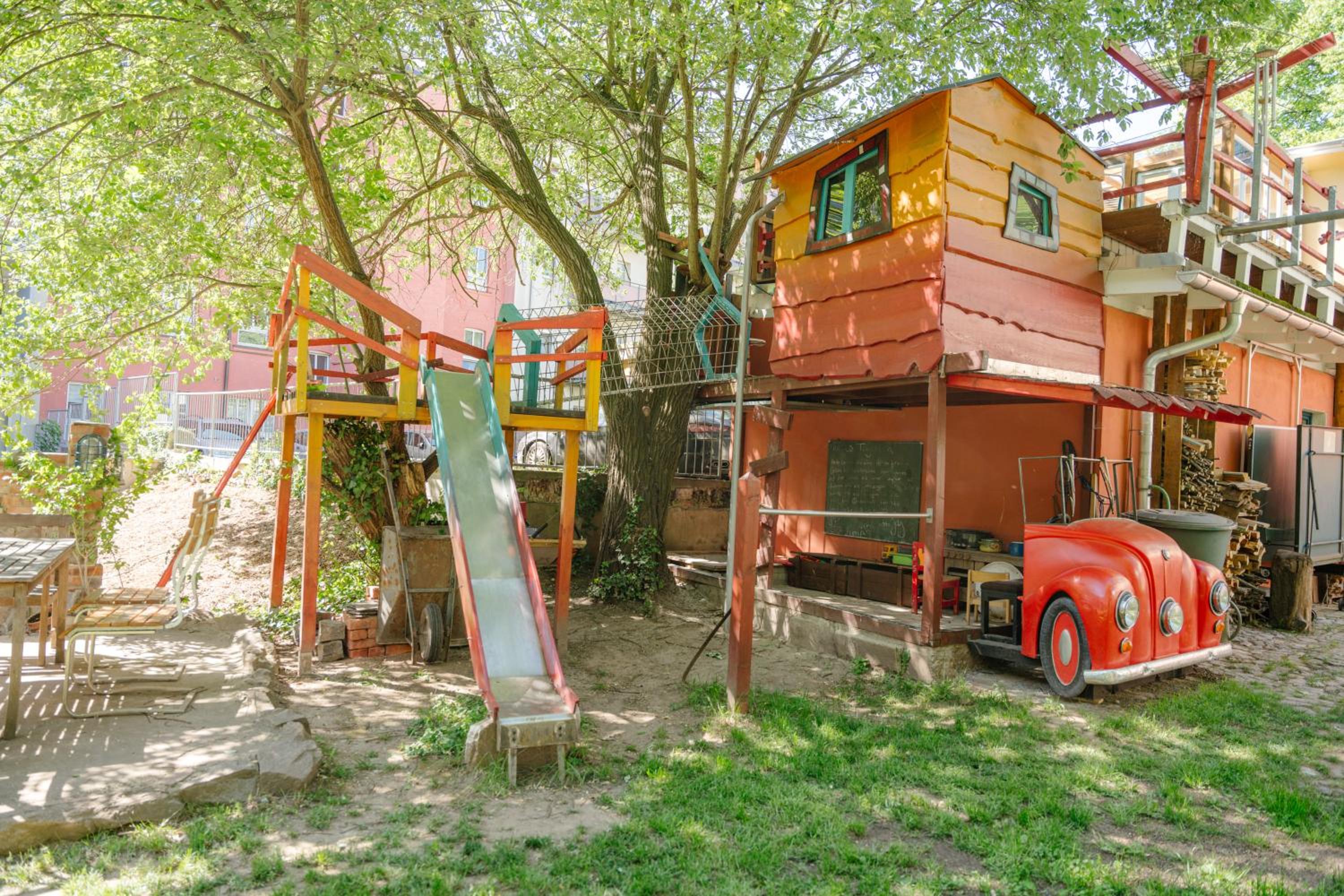 The Upholstery Tinyhouse Deluxe Eco Chalet Kreativ Citynah