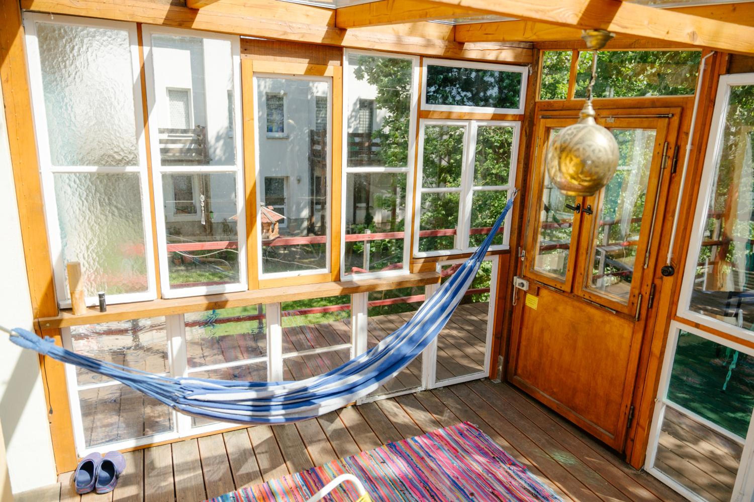 The Upholstery Tinyhouse Deluxe Eco Chalet Kreativ Citynah