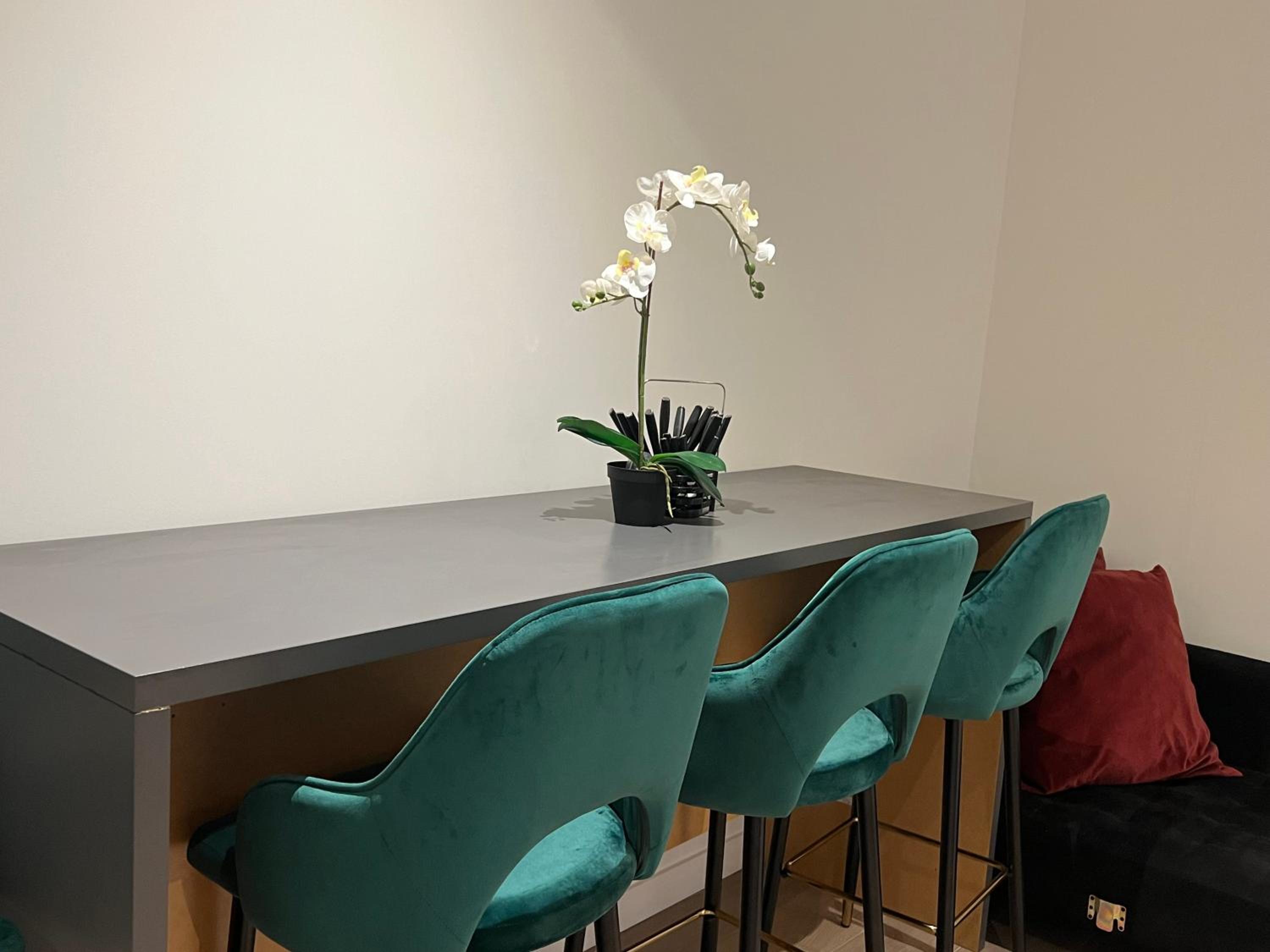 Wsp 2Br +balcony/free parking /heated pool/sauna/gym