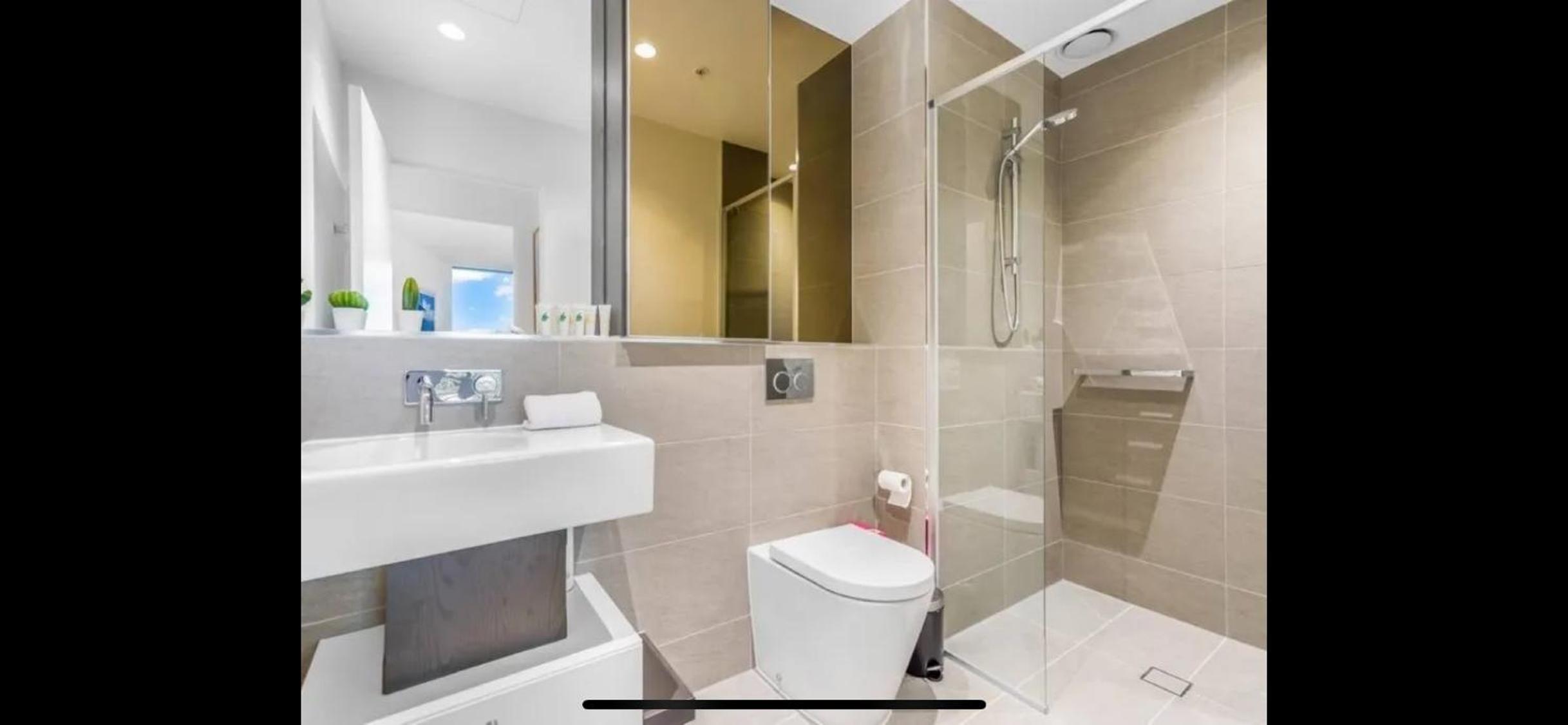 Wsp 2Br +balcony/free parking /heated pool/sauna/gym