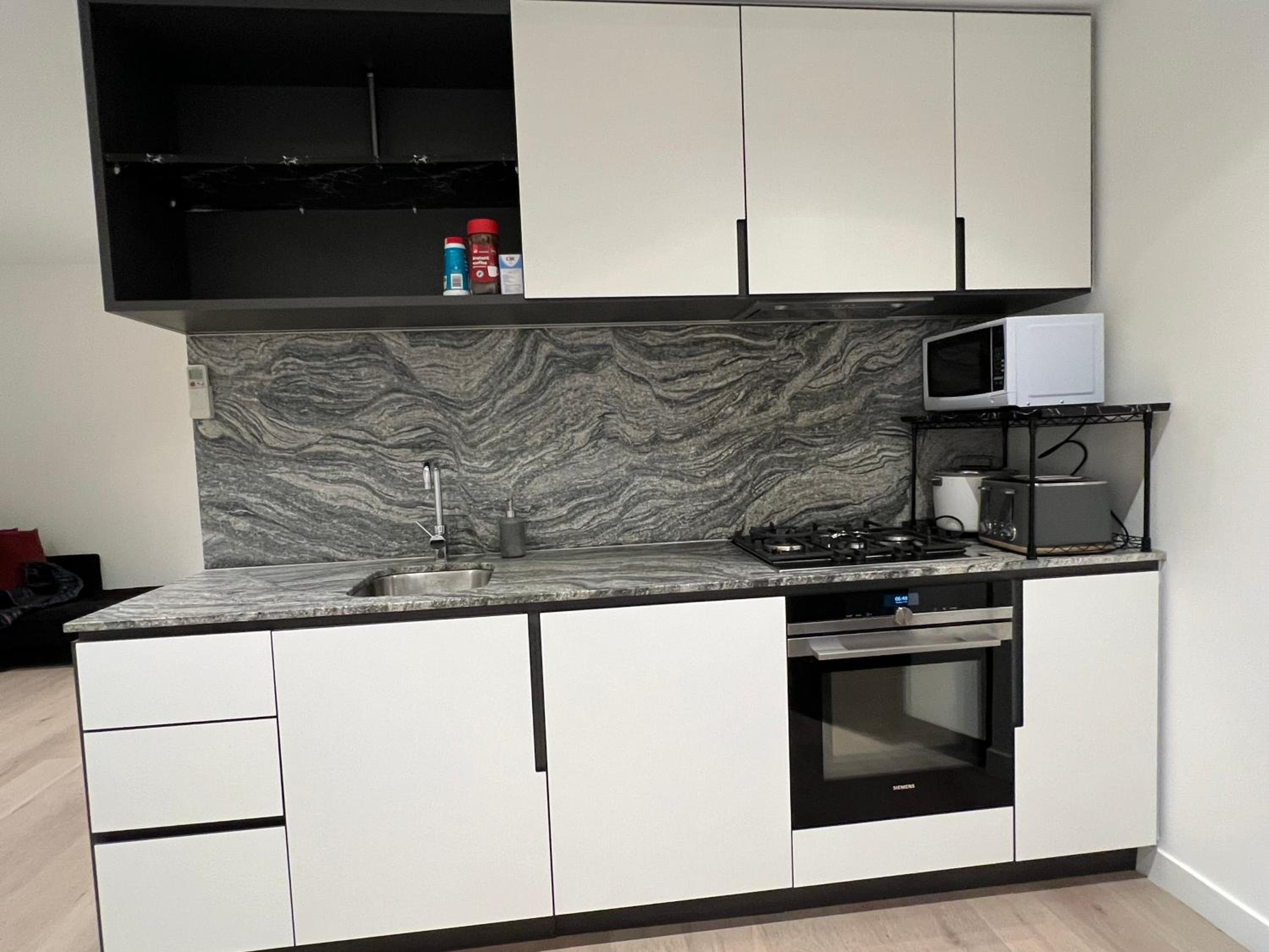 Wsp 2Br +balcony/free parking /heated pool/sauna/gym