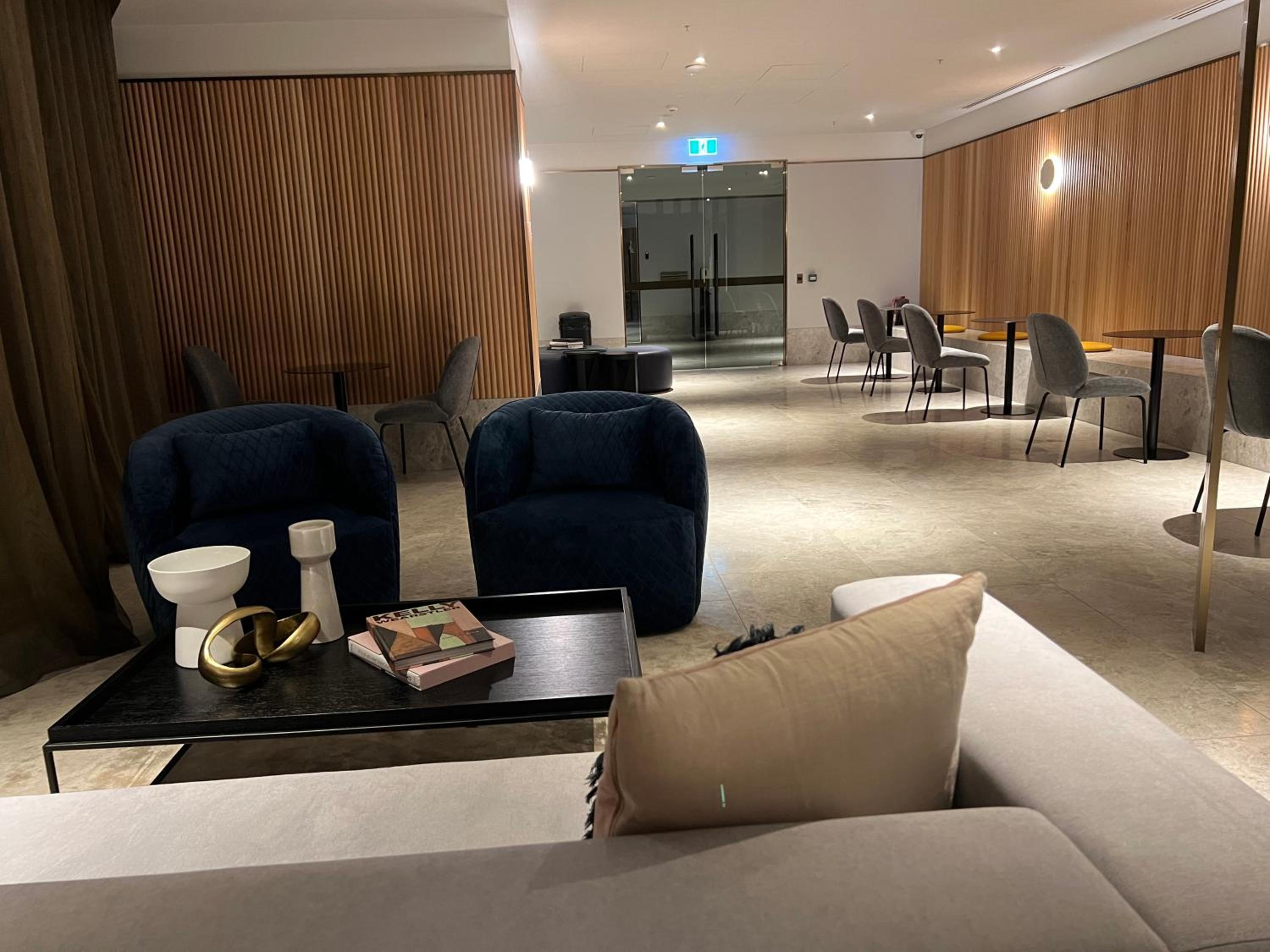 Wsp 2Br +balcony/free parking /heated pool/sauna/gym