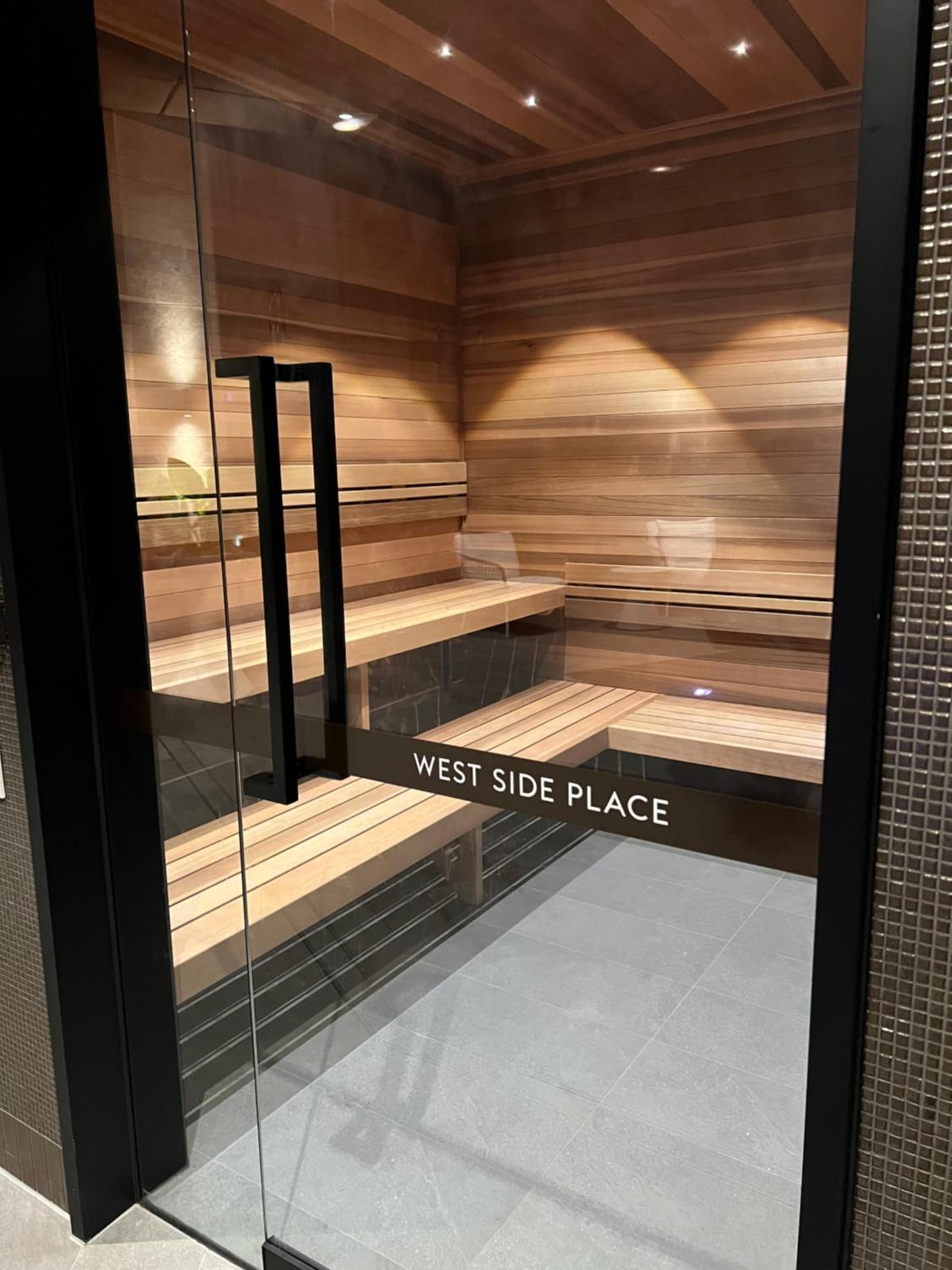 Wsp 2Br +balcony/free parking /heated pool/sauna/gym