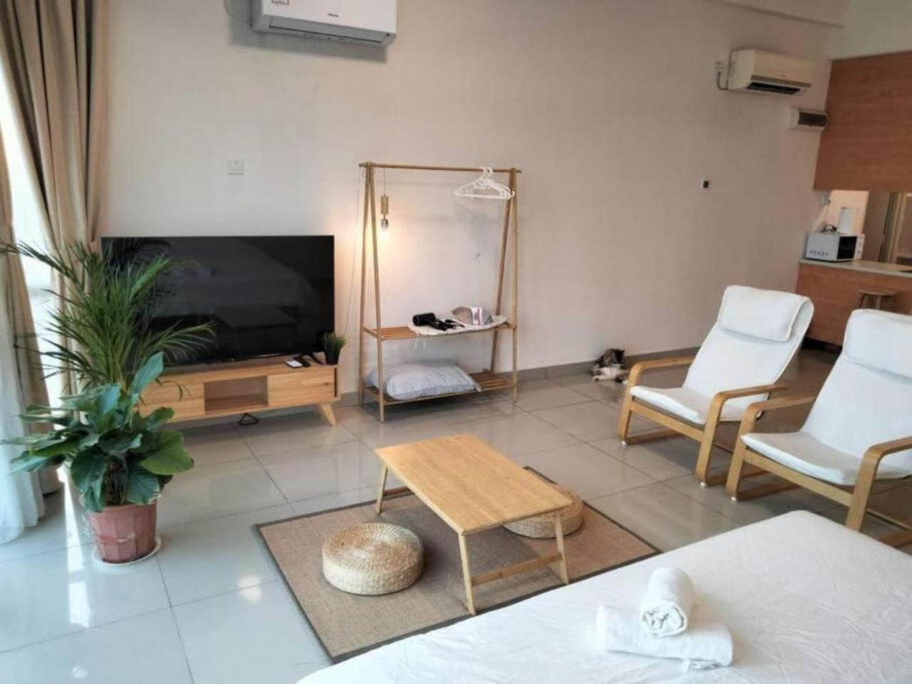 02 75 inch TV Palazio Apartment muji style Studio Mount Austin Wifi & Netflix