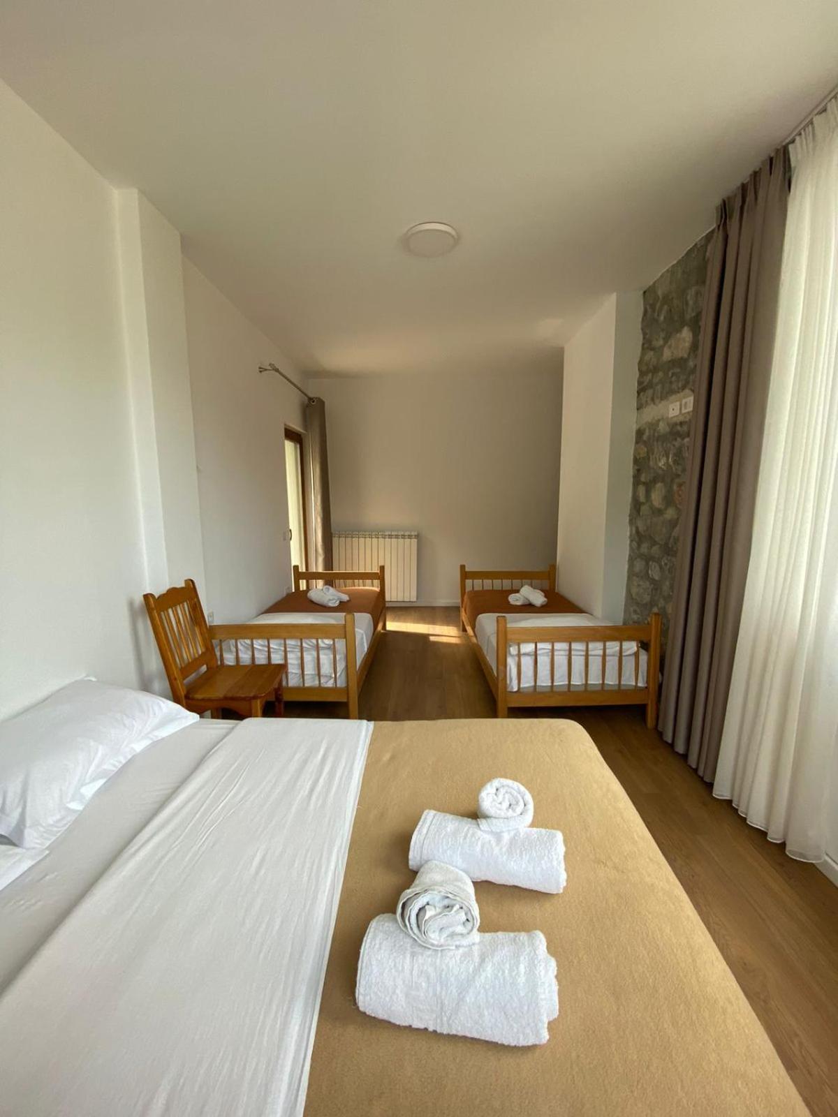 Hotel Vellezrit Guri