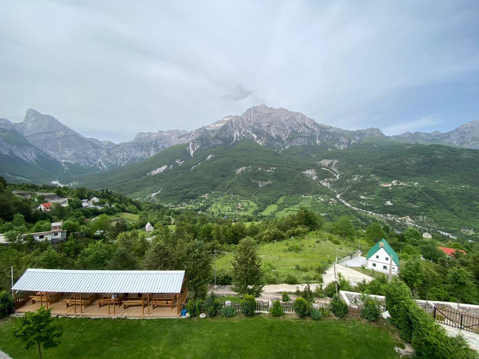 Hotel Vellezrit Guri