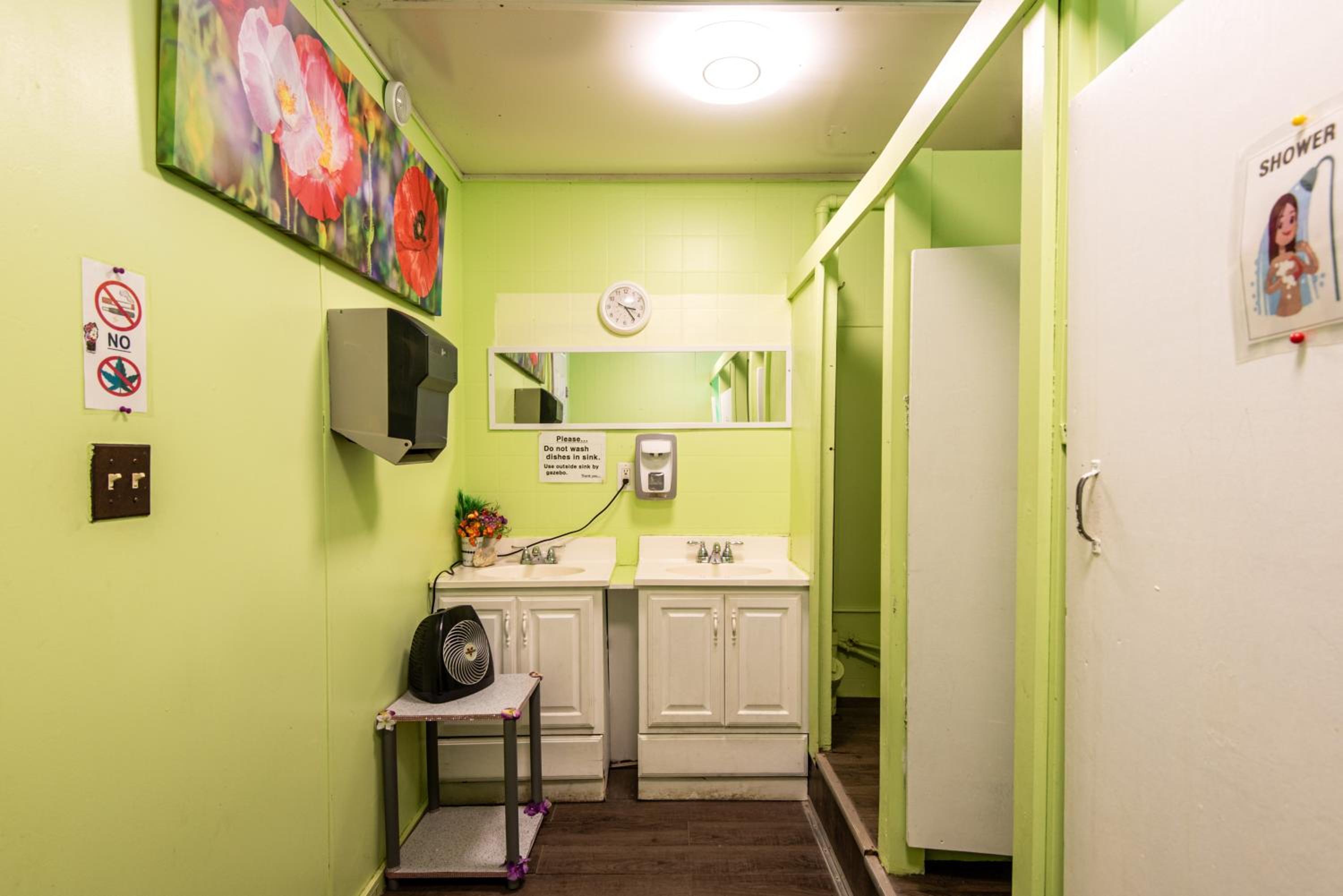 Blue River Campgrounds & Cabin-public washroom