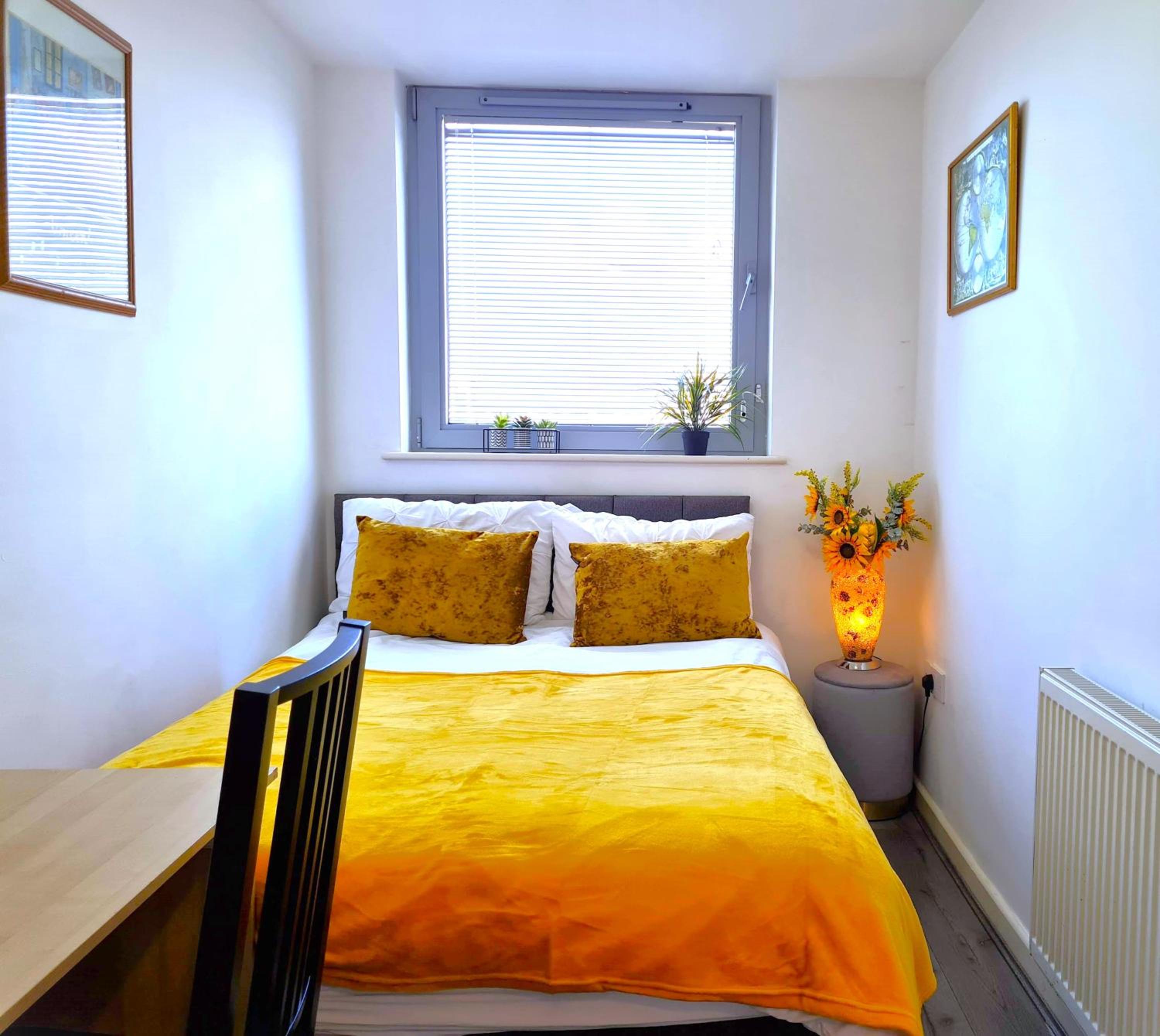 picturesque - 2 bedroom central flat view 2