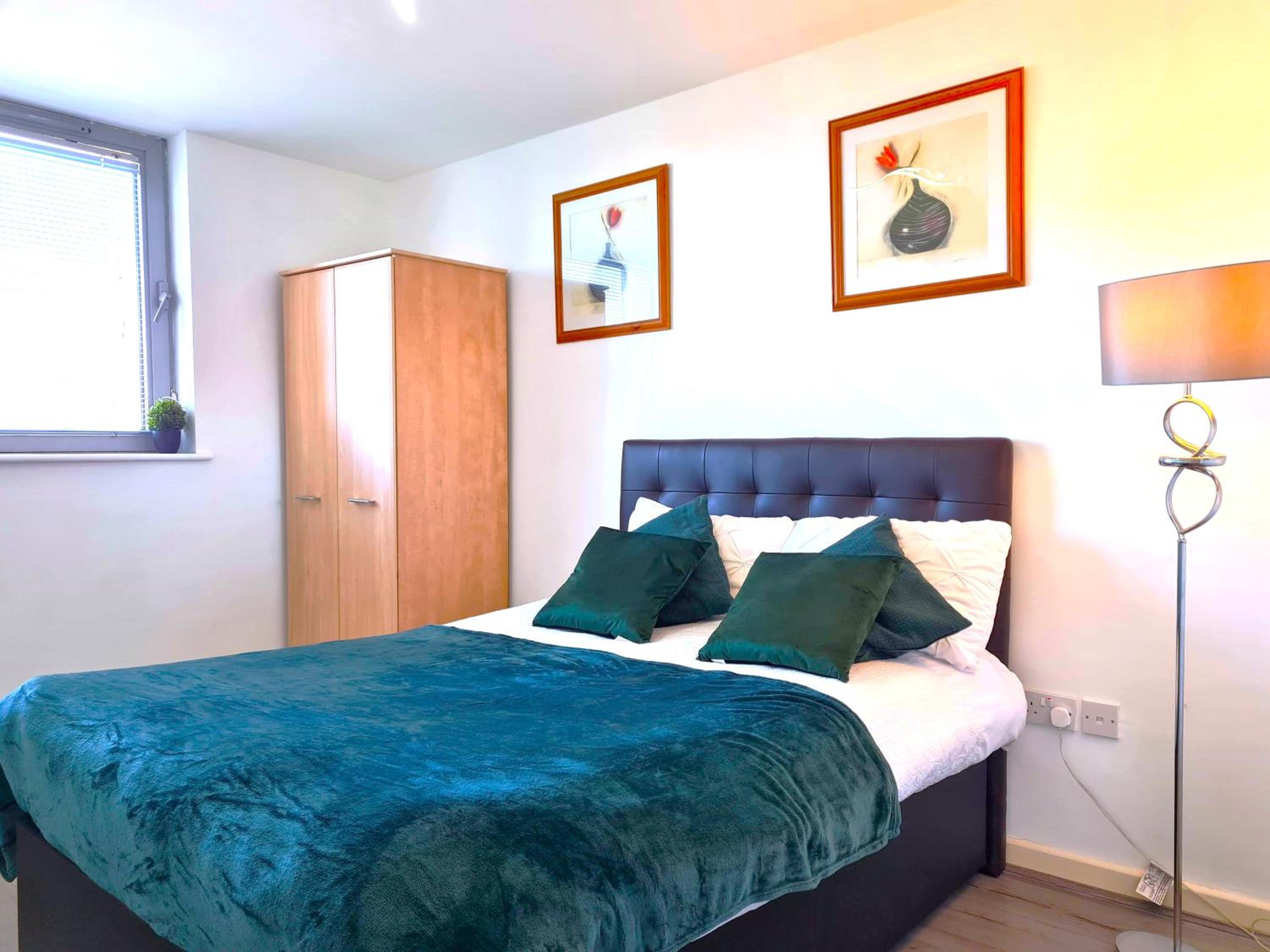 picturesque - 2 bedroom central flat view 3