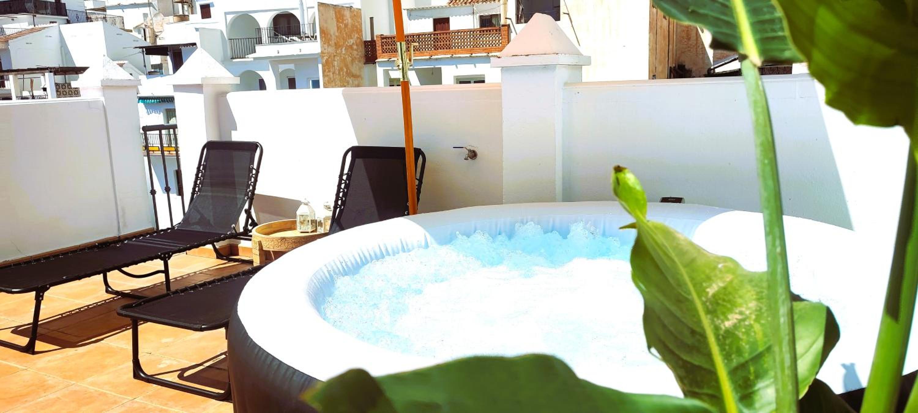 Casa Lidia, bonito y cómodo ático con rooftop privado, impresionantes vistas mar, montaña y jacuzzi
