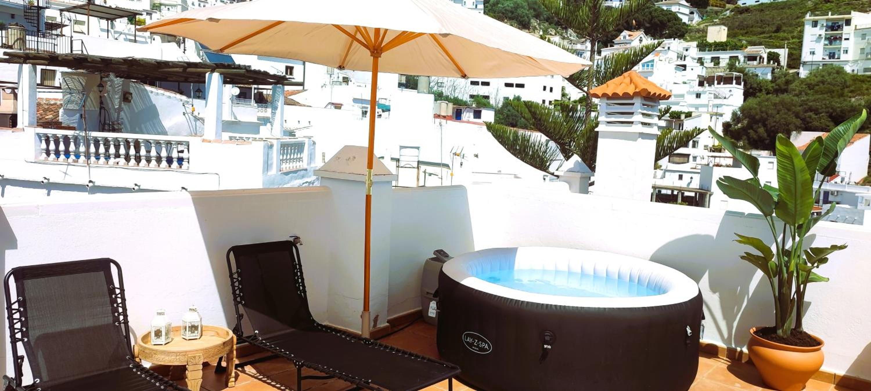 Casa Lidia, bonito y cómodo ático con rooftop privado, impresionantes vistas mar, montaña y jacuzzi