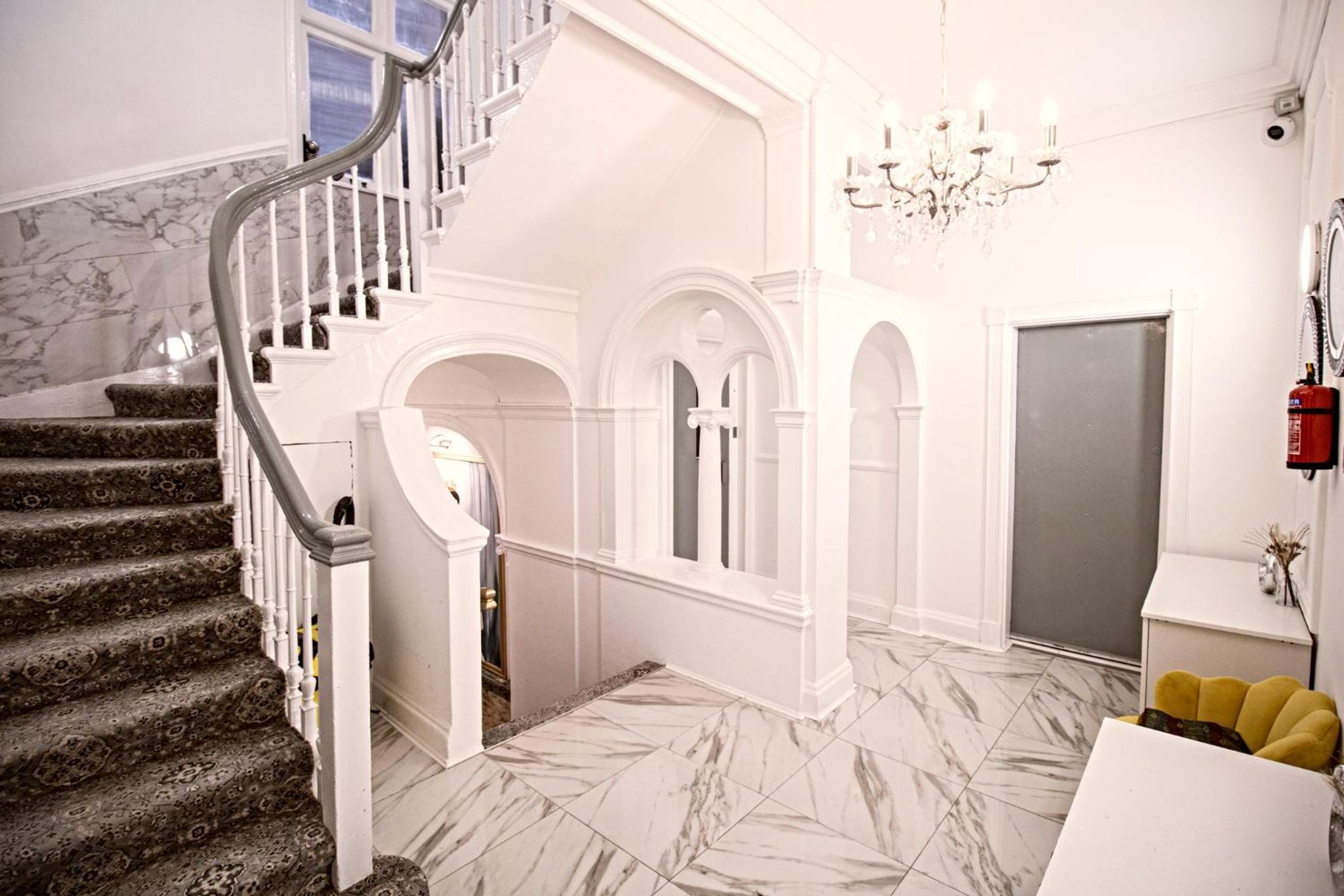 Central 3 bedroom apartment on Oxford Street GC4