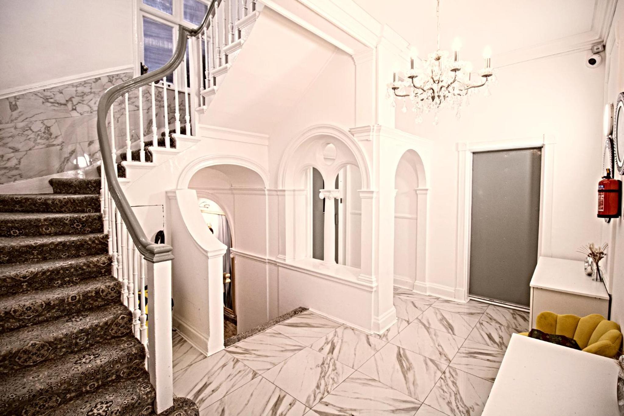 Spacious 3-Bedroom Residence in Exclusive Mayfair 7GC