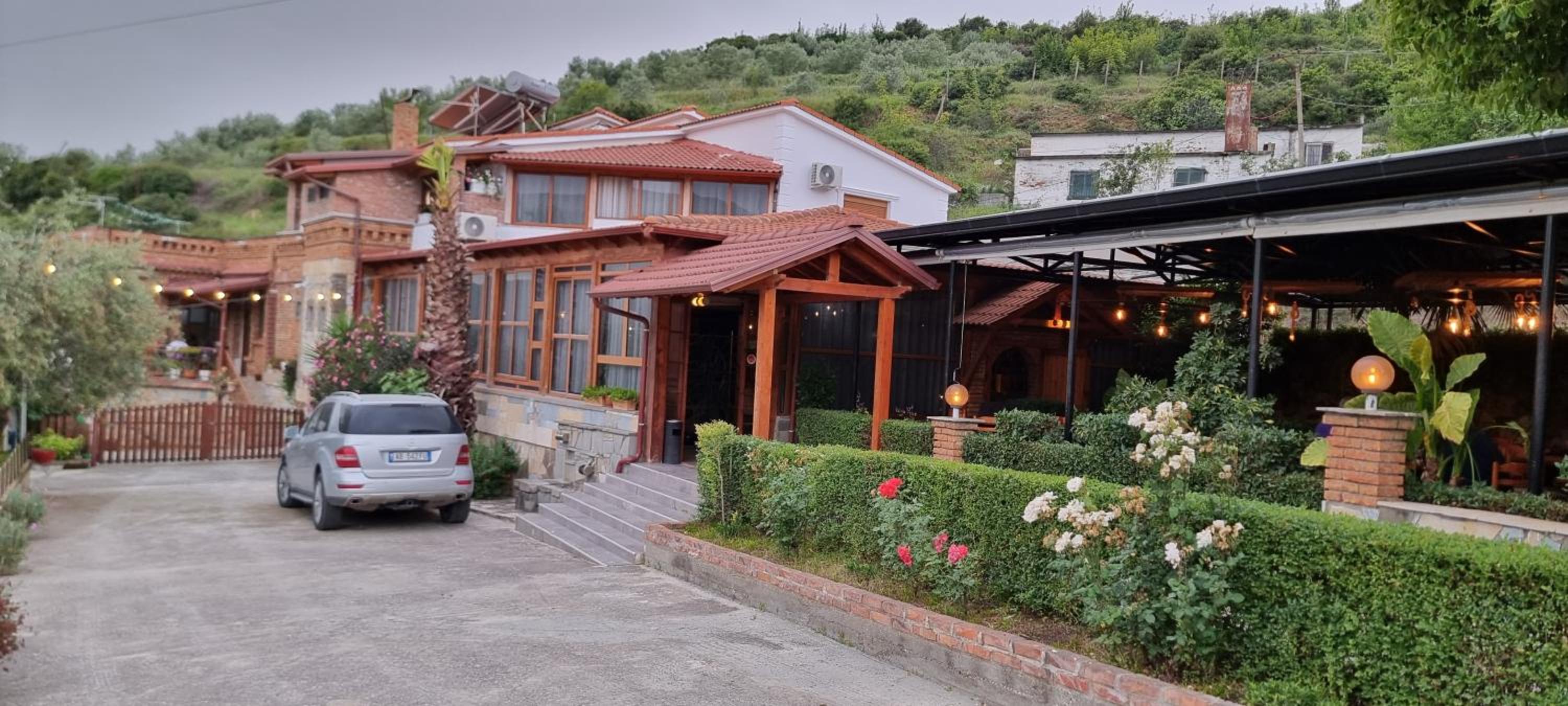 Salillari Guest house & Restaurant