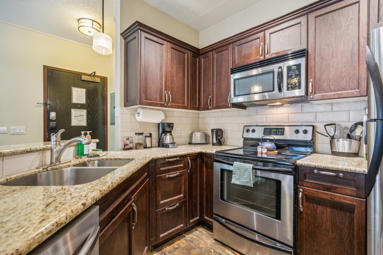 Cozy One Bedroom Condo with Indoor Pool and HotTub