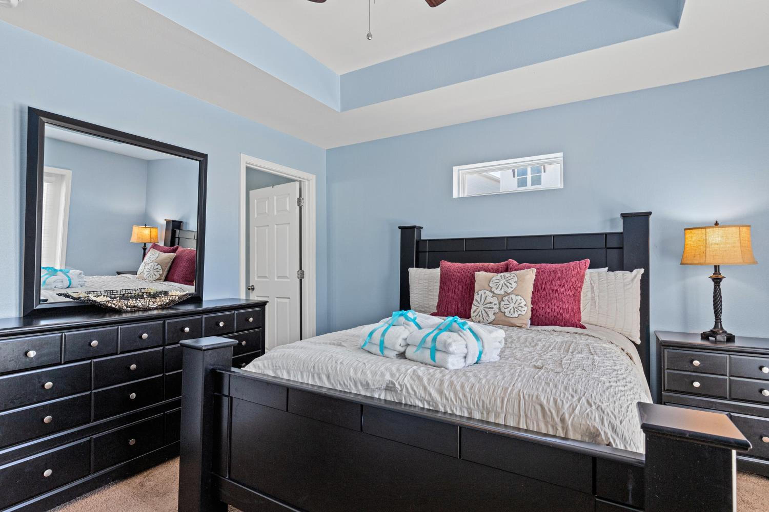 Charming 3BD/2BA HOME close to the BEACH! Sleeps 8! view 3