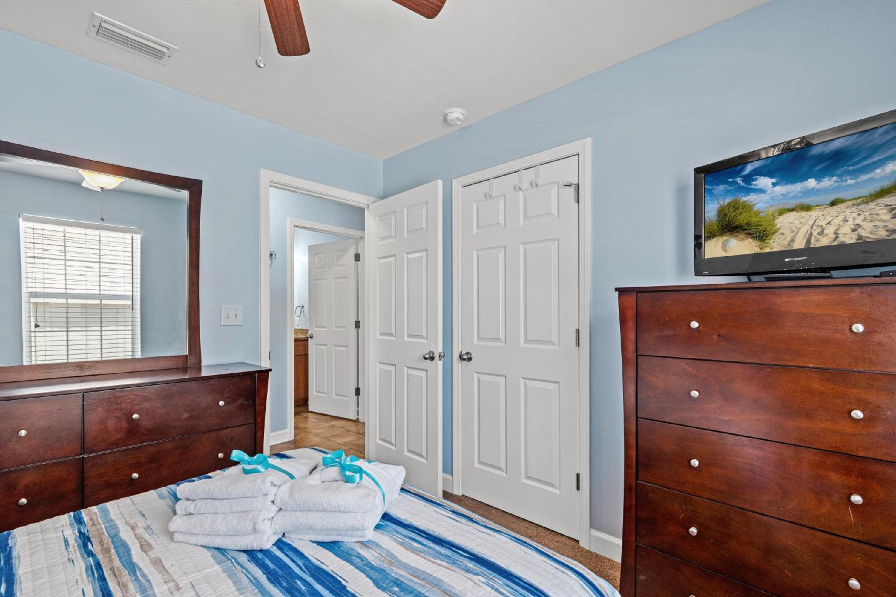 Charming 3BD/2BA HOME close to the BEACH! Sleeps 8! view 4