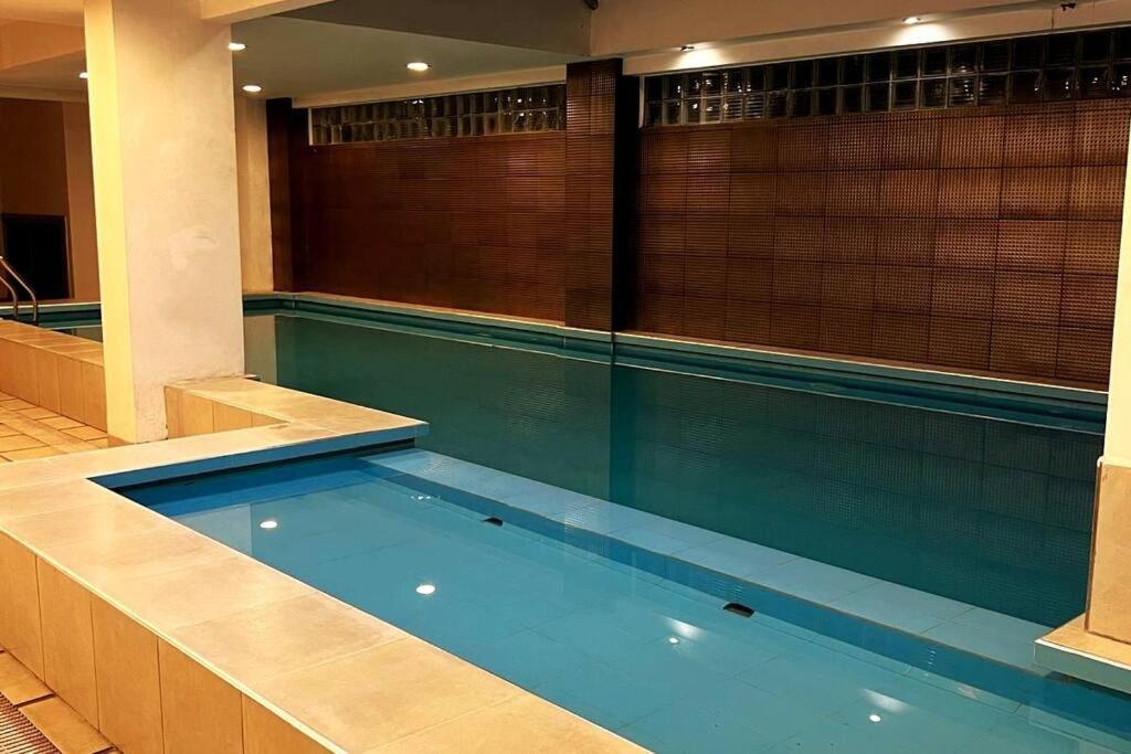 Apartamento de Lujo 3 dormitorios, con amplio Balcon cerca de Plaza Blacutt