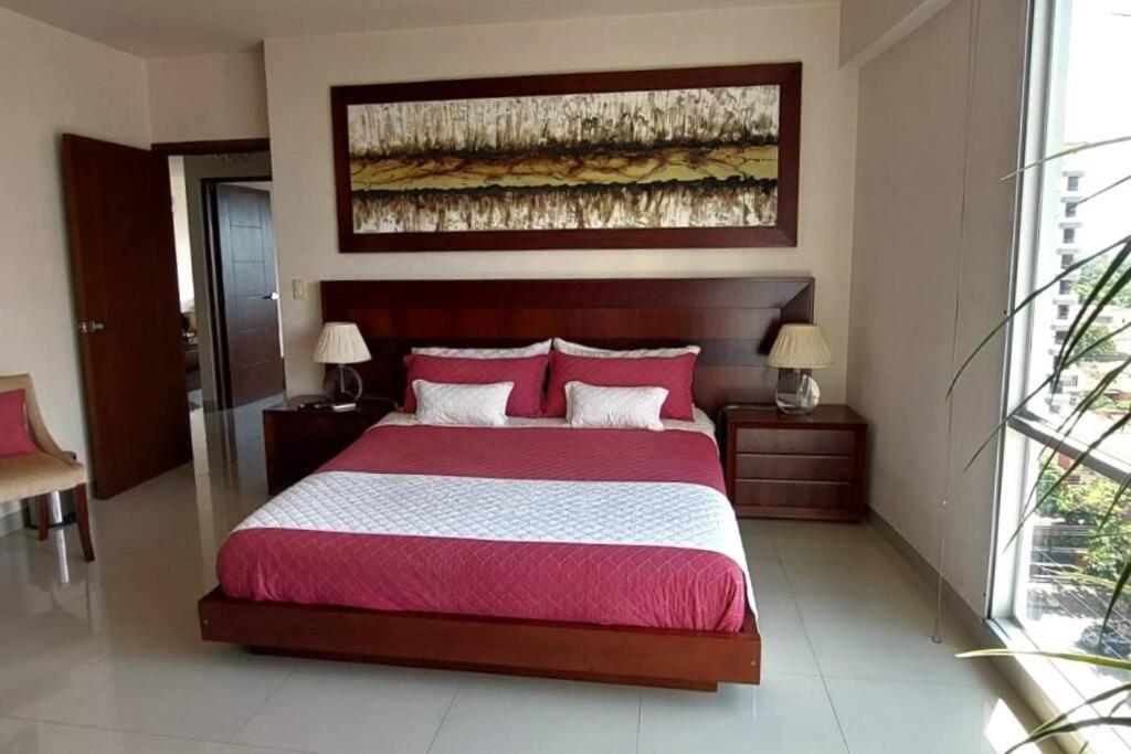 Apartamento de Lujo 3 dormitorios, con amplio Balcon cerca de Plaza Blacutt