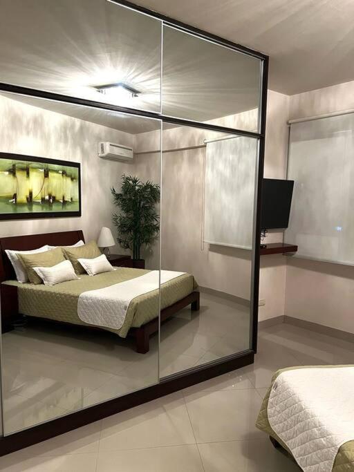 Apartamento de Lujo 3 dormitorios, con amplio Balcon cerca de Plaza Blacutt