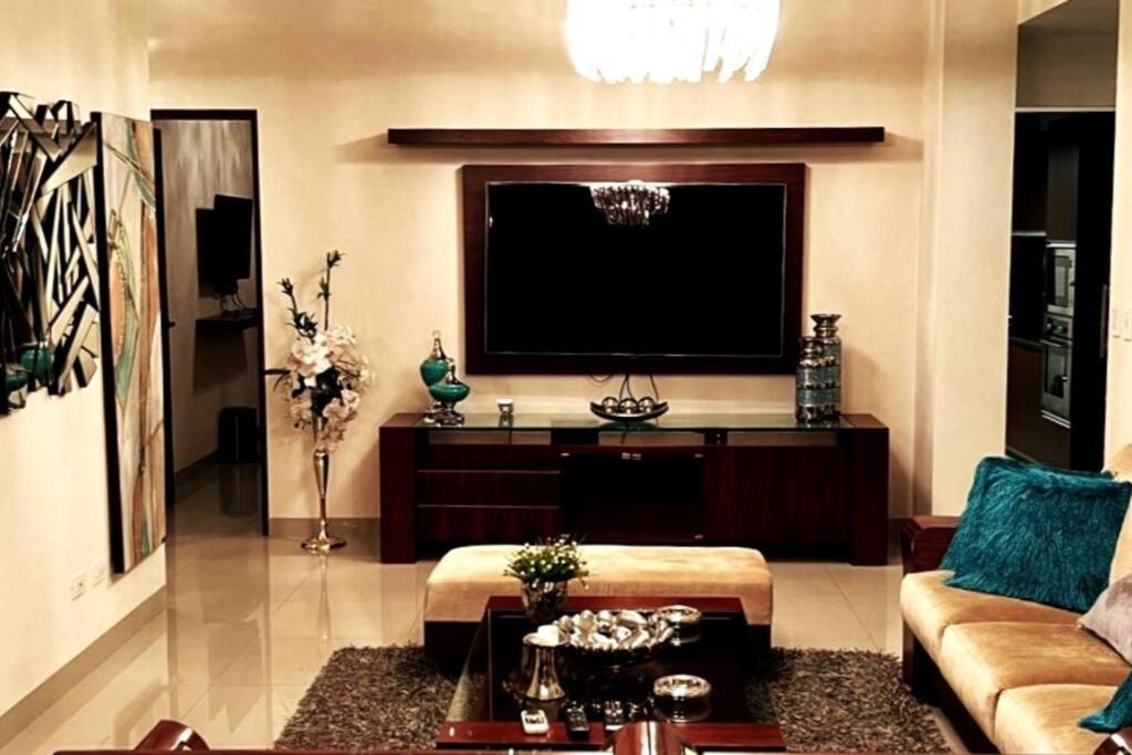 Apartamento de Lujo 3 dormitorios, con amplio Balcon cerca de Plaza Blacutt