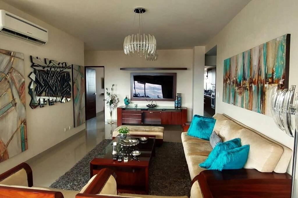 Apartamento de Lujo 3 dormitorios, con amplio Balcon cerca de Plaza Blacutt