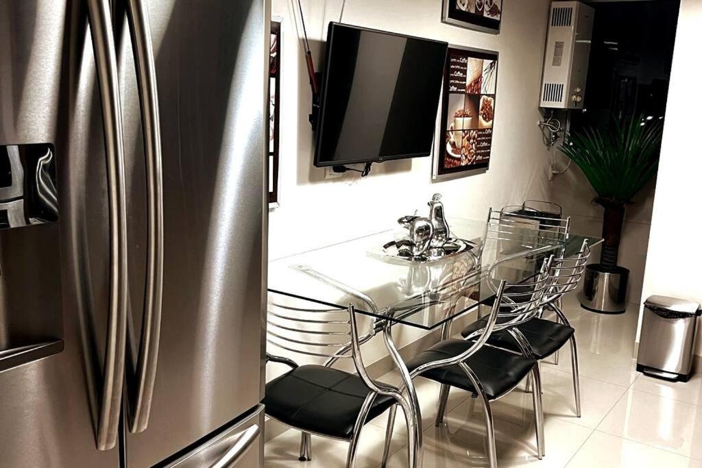 Apartamento de Lujo 3 dormitorios, con amplio Balcon cerca de Plaza Blacutt