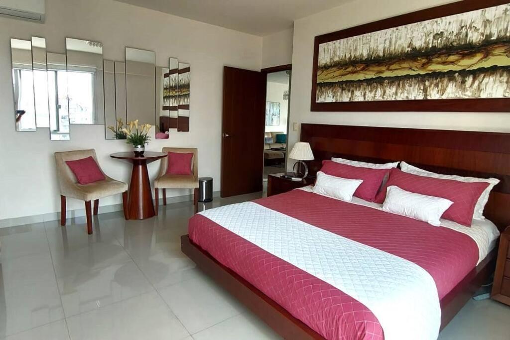Apartamento de Lujo 3 dormitorios, con amplio Balcon cerca de Plaza Blacutt