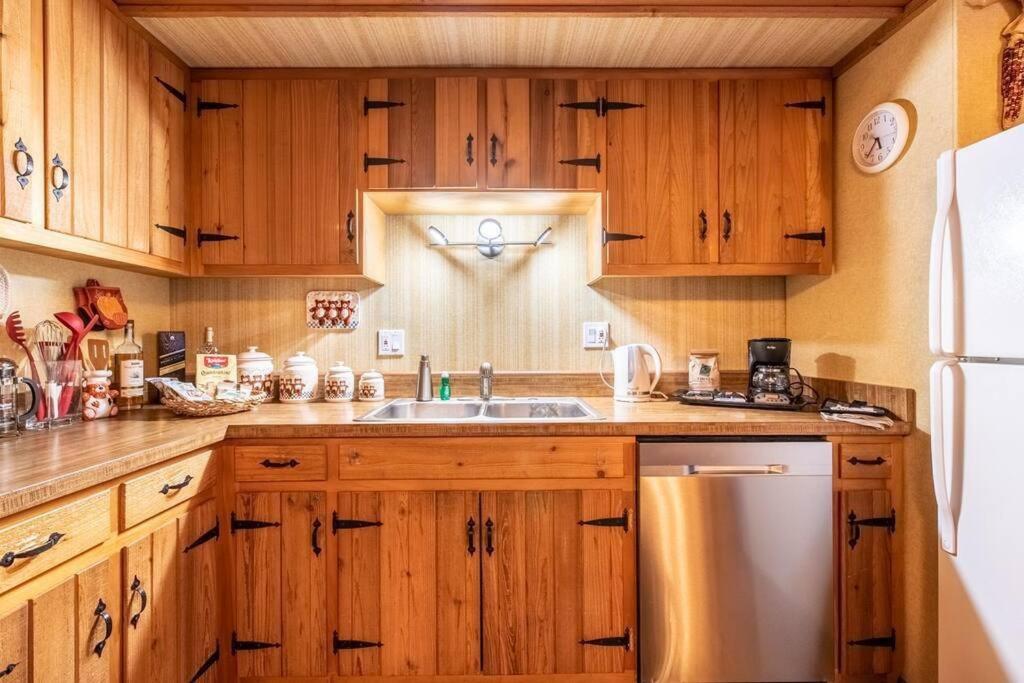 Oakwoods Cabin W/ Hot Tub Near Snow Summit view 5