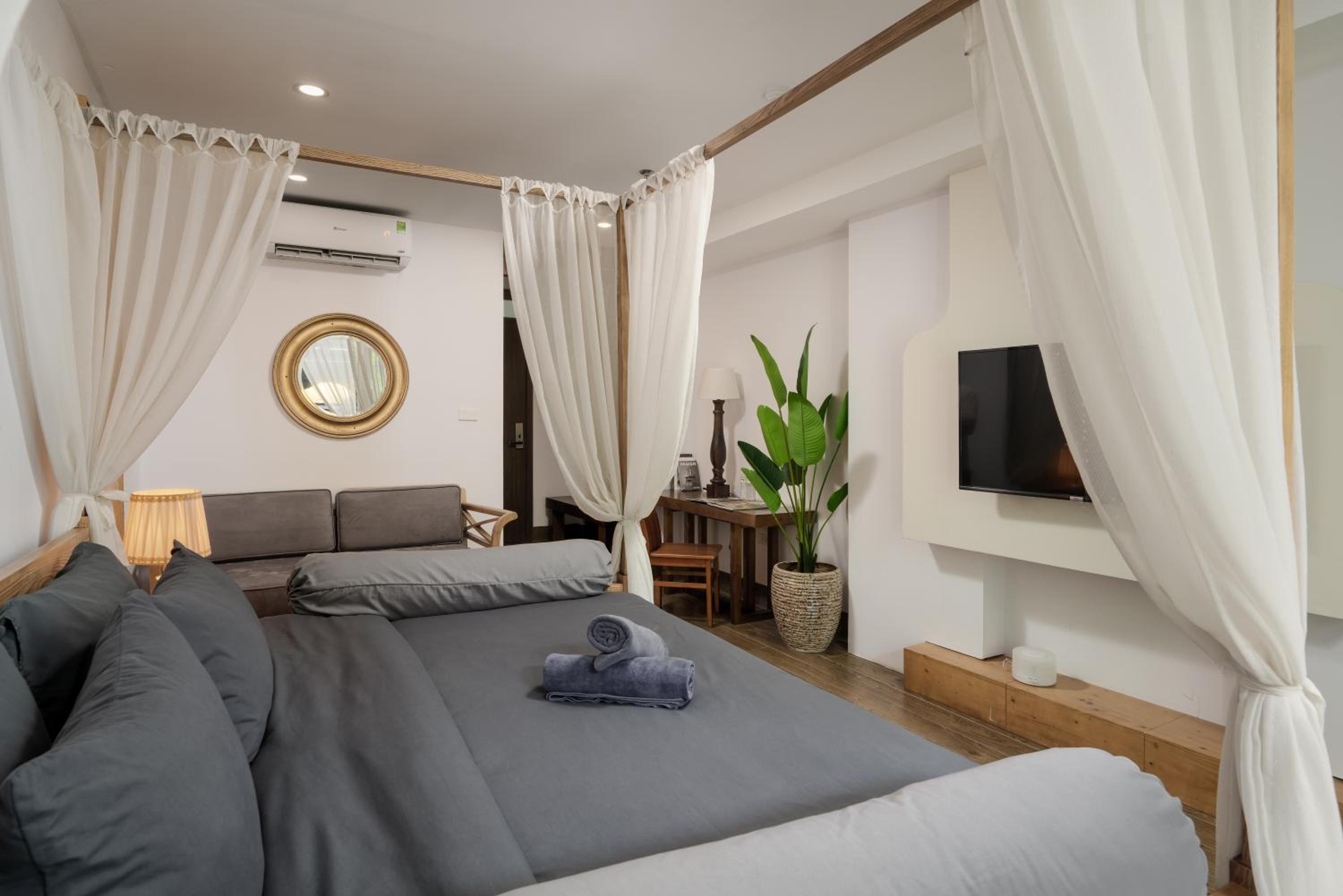 Le's home boutique homestay in the center Hanoi Old quarter