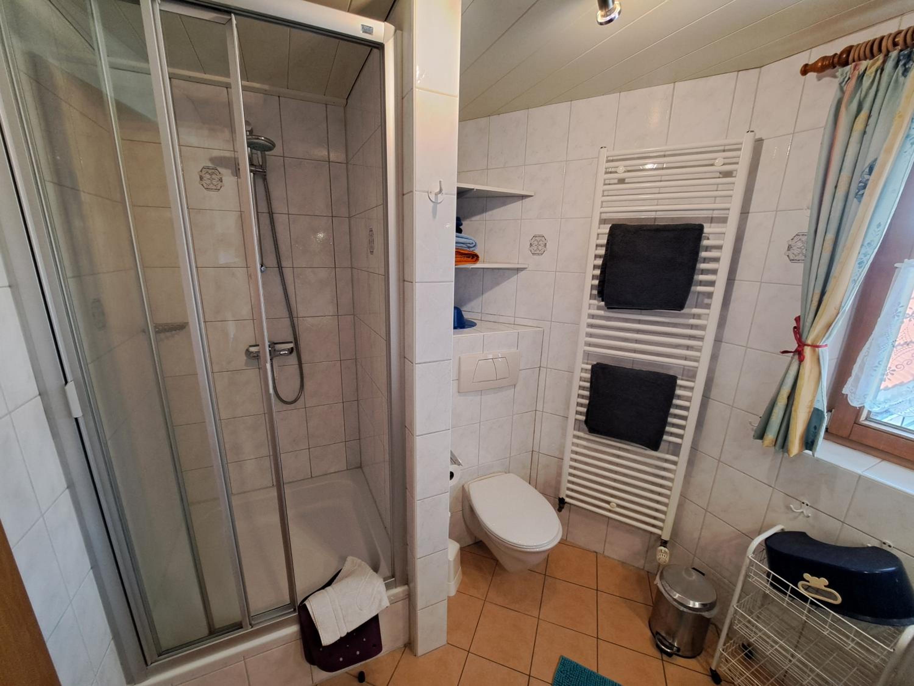 Ferienhof Eger - entspannter Urlaub mit Baby & Kleinkind - wahlweise top modern oder günstige Fewos - ruhig am Ende der Straße - Kälbchen füttern - Traktor