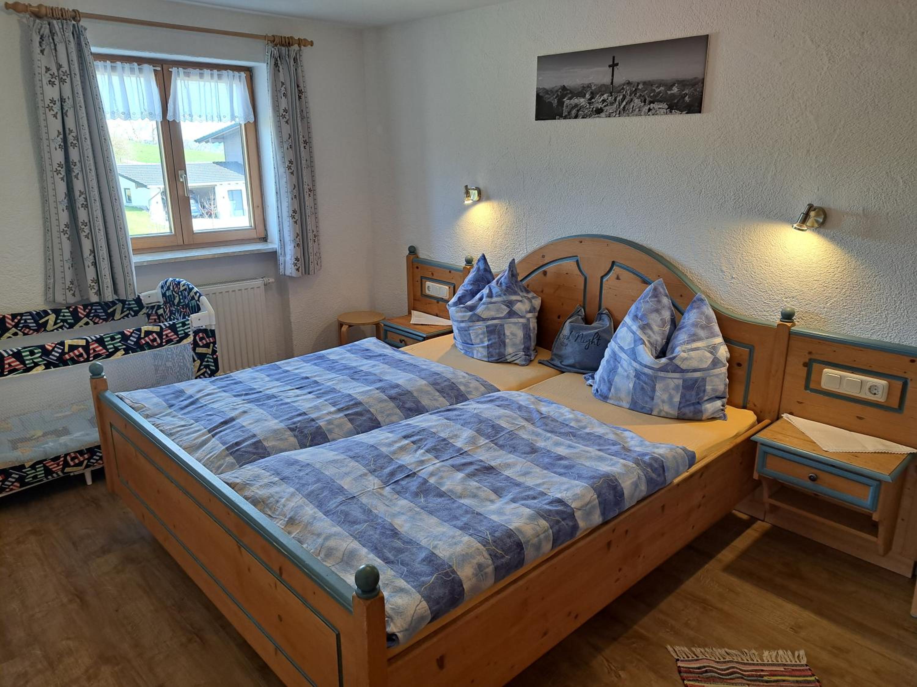 Ferienhof Eger - entspannter Urlaub mit Baby & Kleinkind - wahlweise top modern oder günstige Fewos - ruhig am Ende der Straße - Kälbchen füttern - Traktor