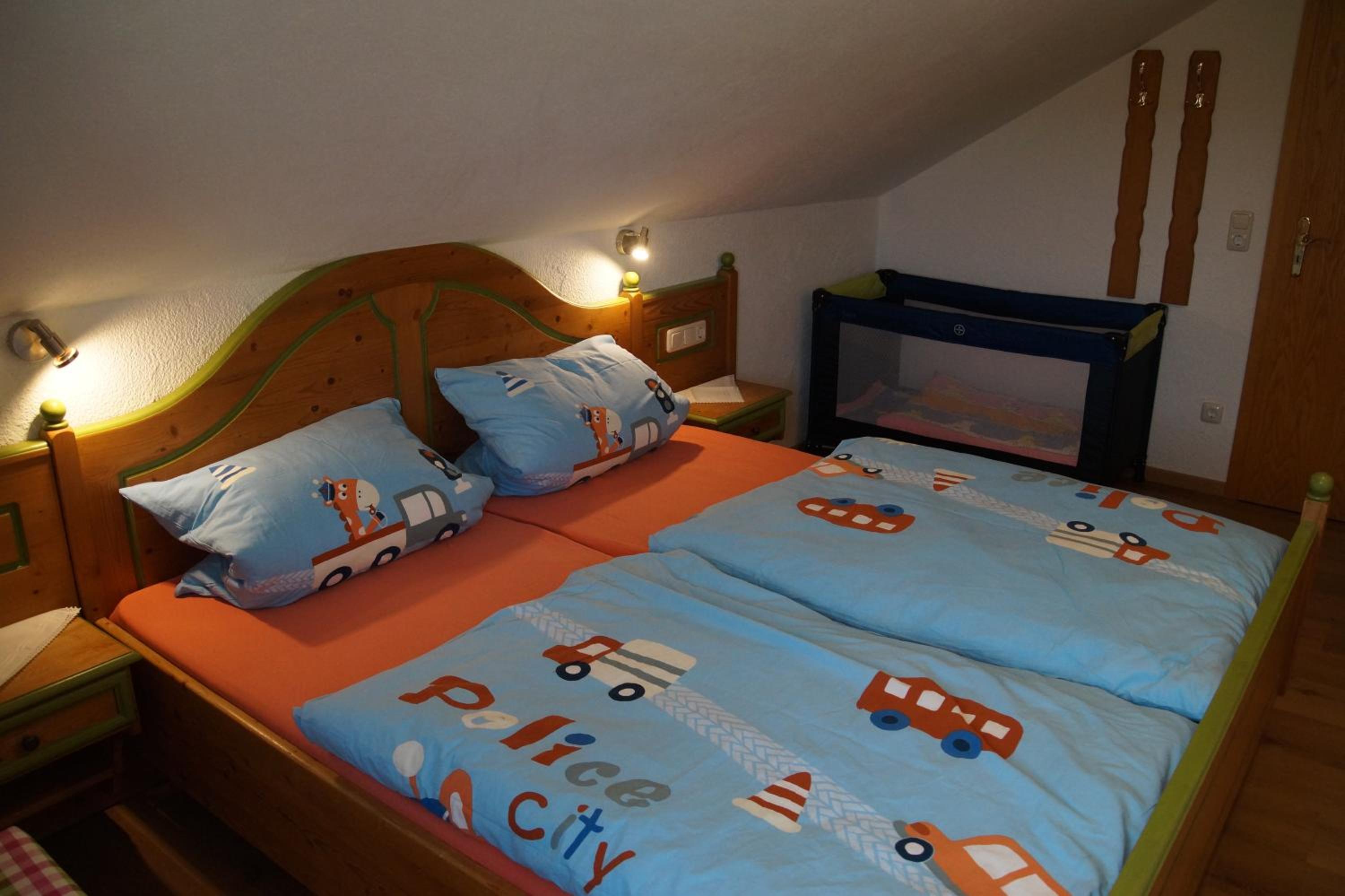 Ferienhof Eger - entspannter Urlaub mit Baby & Kleinkind - wahlweise top modern oder günstige Fewos - ruhig am Ende der Straße - Kälbchen füttern - Traktor