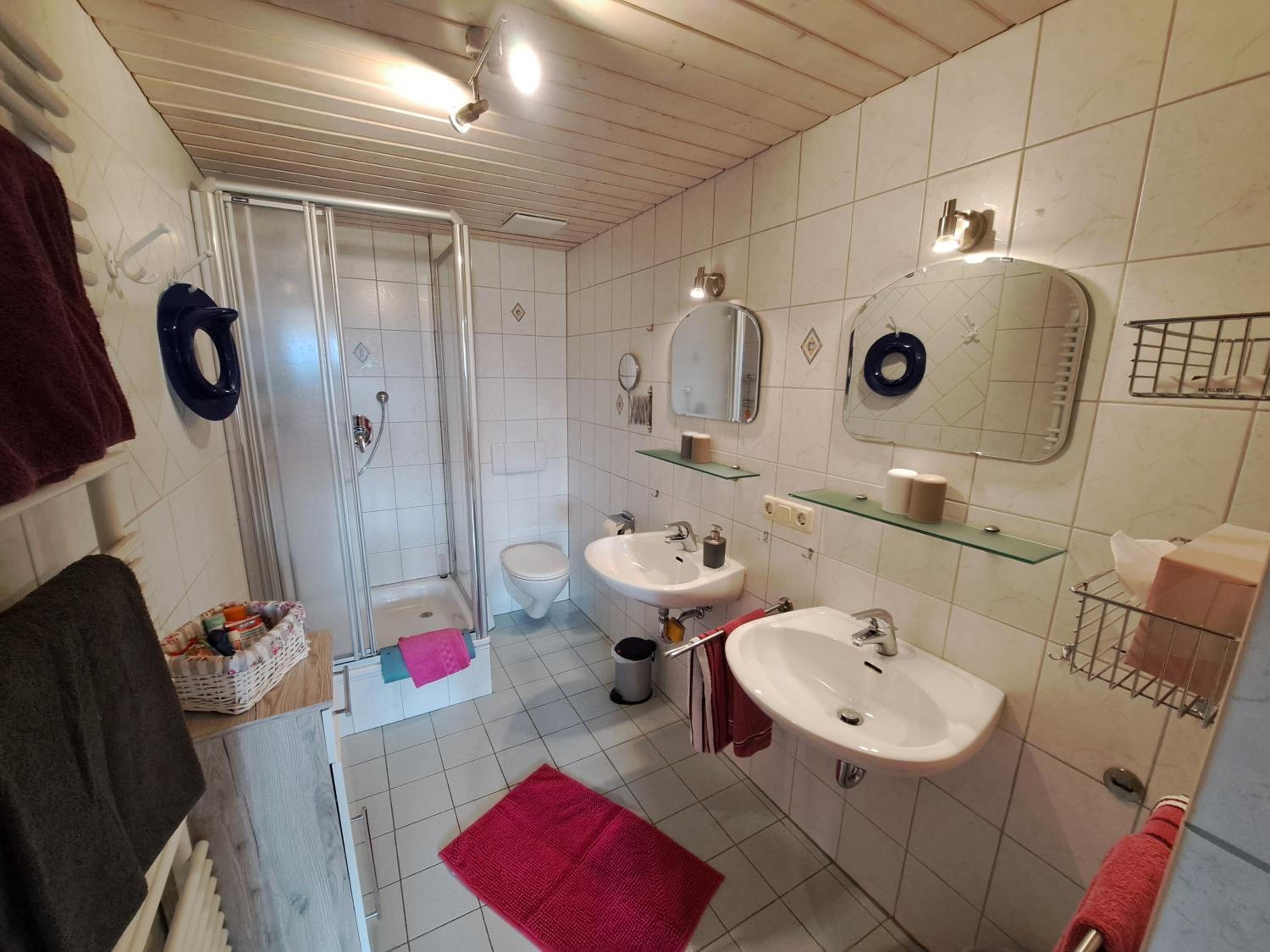 Ferienhof Eger - entspannter Urlaub mit Baby & Kleinkind - wahlweise top modern oder günstige Fewos - ruhig am Ende der Straße - Kälbchen füttern - Traktor