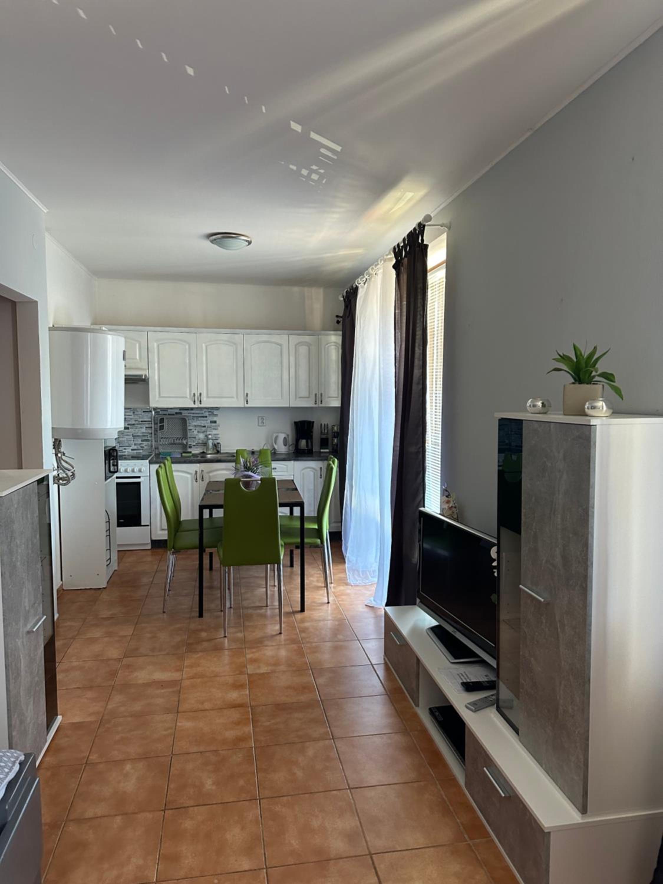 Jsmit Music&Bar&Apartments, balkóny v apartmánah, bar dole