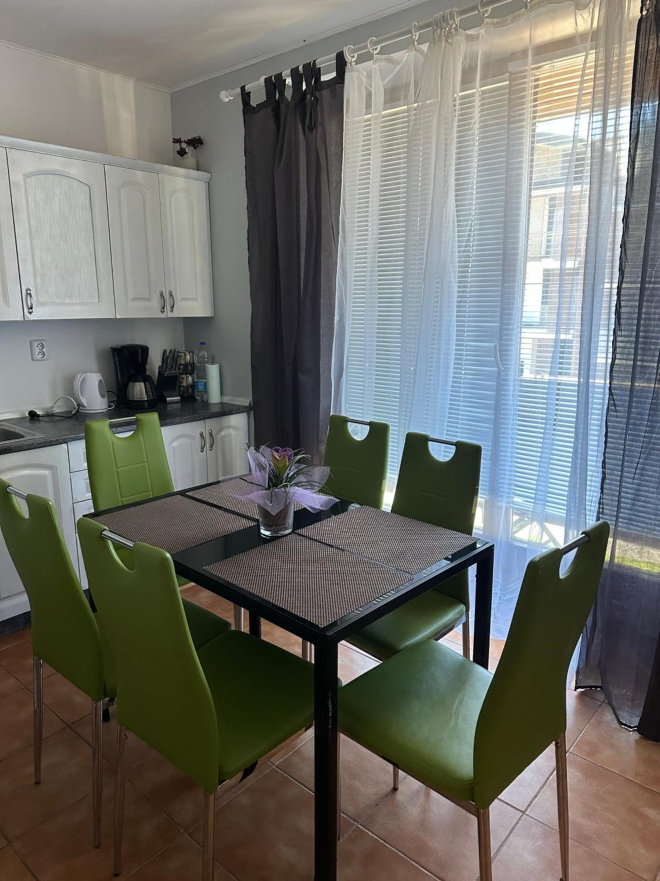 Jsmit Music&Bar&Apartments, balkóny v apartmánah, bar dole