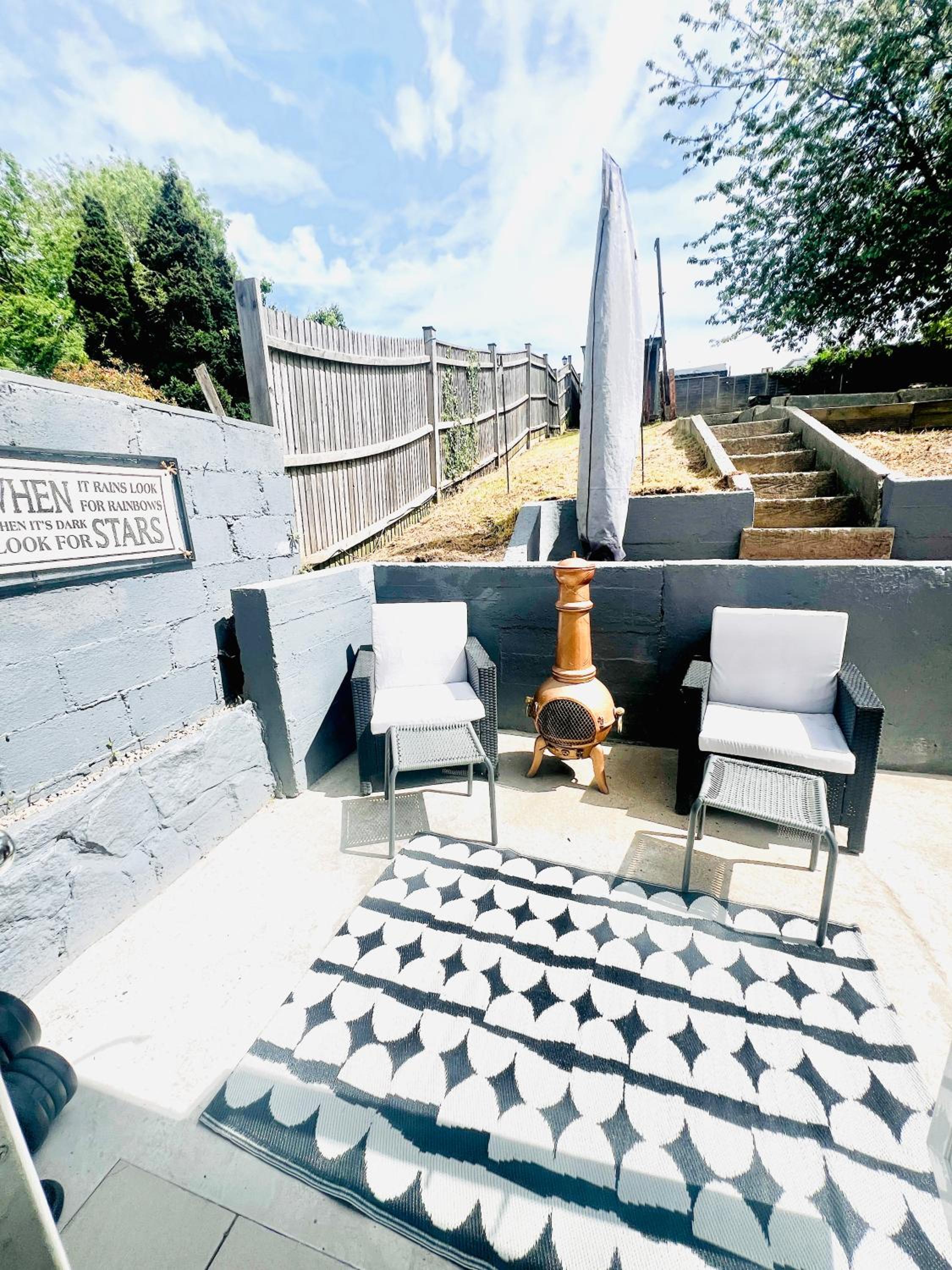 Hotel Modern bungalow, 5 mins from city centre perfect for working professionals or couples !! inc hot-tub Netflix, free parking & breakfast !! - Image 1