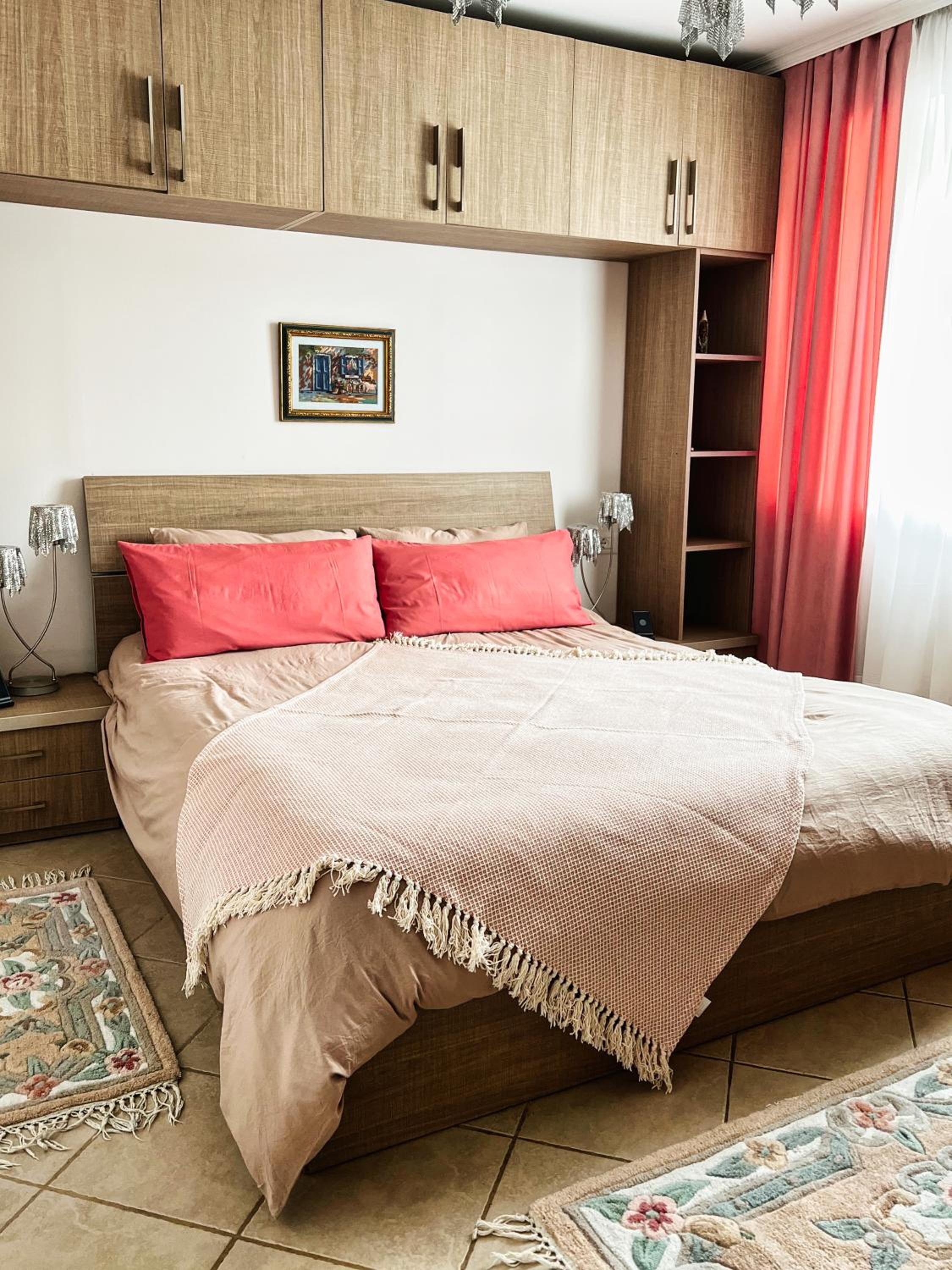 Sunny central one-bedroom apartment
