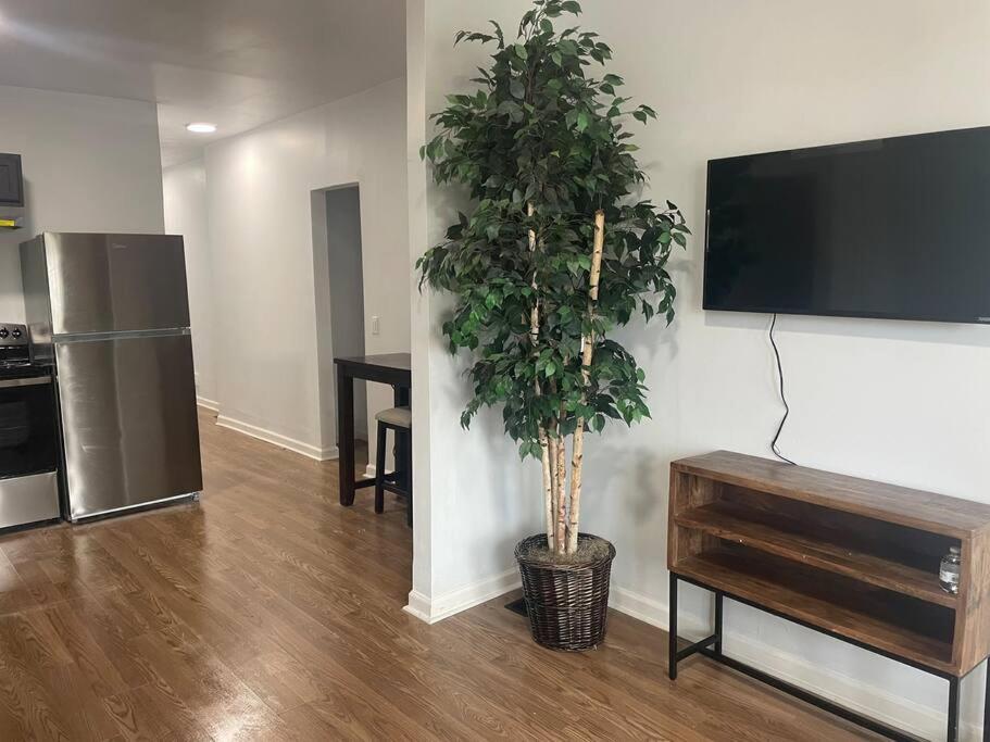 Casa Carmel 2BR Apartment - Near Downtown Detroit & Ferndale view 2